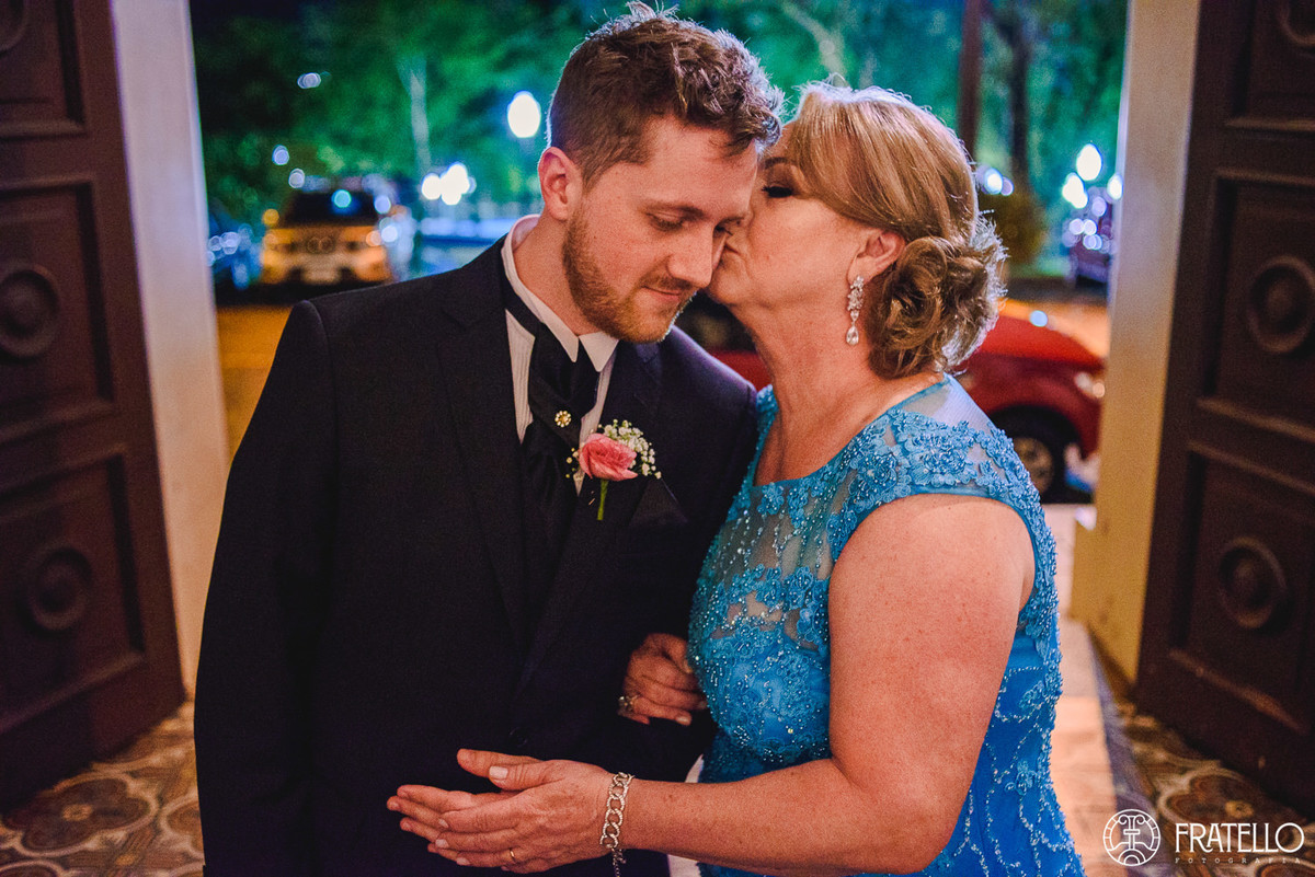 mae do noivo beijando o noivo antes de entrar na igreja matriz nossa senhora da luz em irati