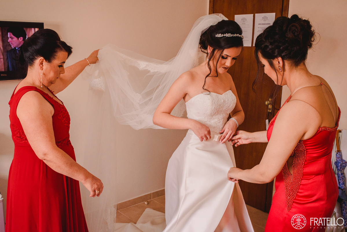 mae-e-irma-da-noiva-ajudando-a-noiva-a-colocar-o vestido no making of da noiva no hotel monte libano em irati