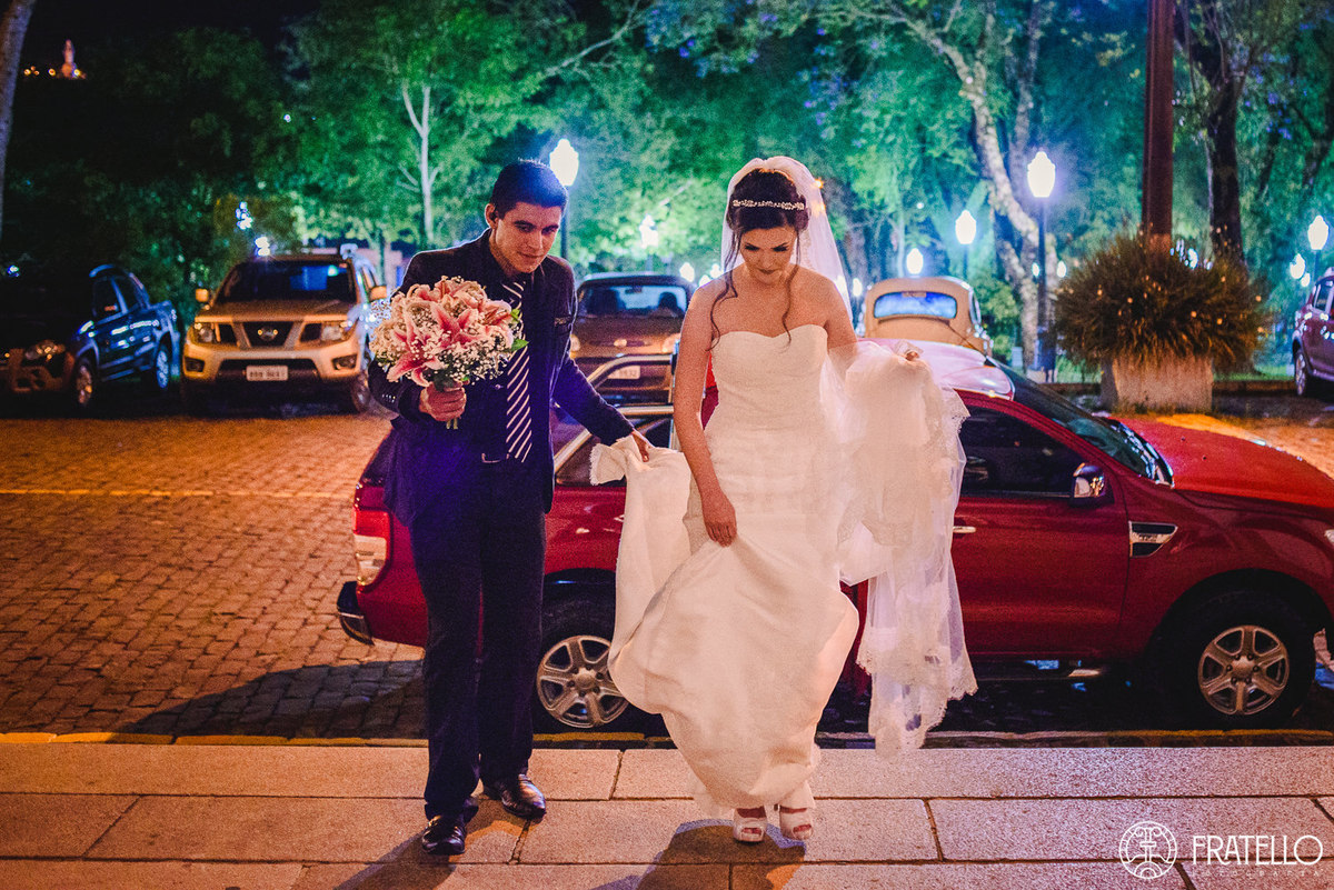 noiva chegando na igreja matriz nossa senhora da luz em irati para entrar na igreja para o casamento