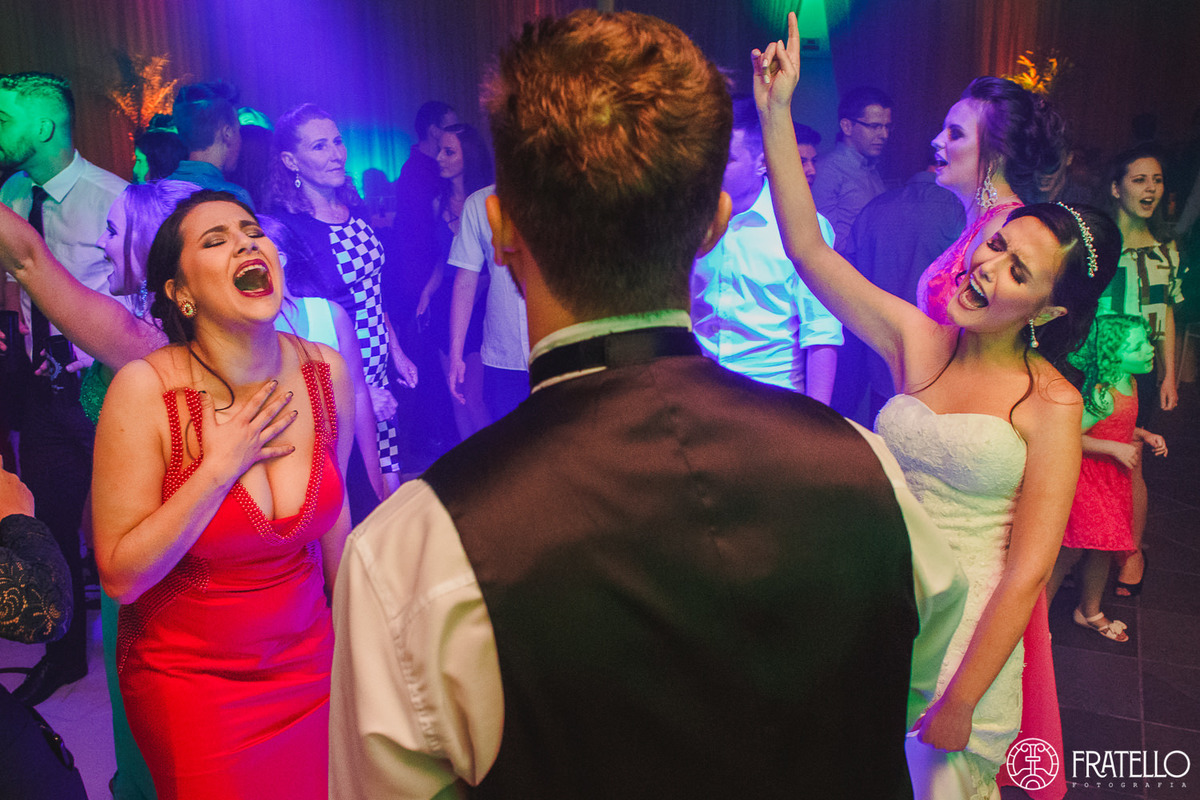 noiva e irma cantando alegres na festa de casamento no centro de eventos italiano em irati