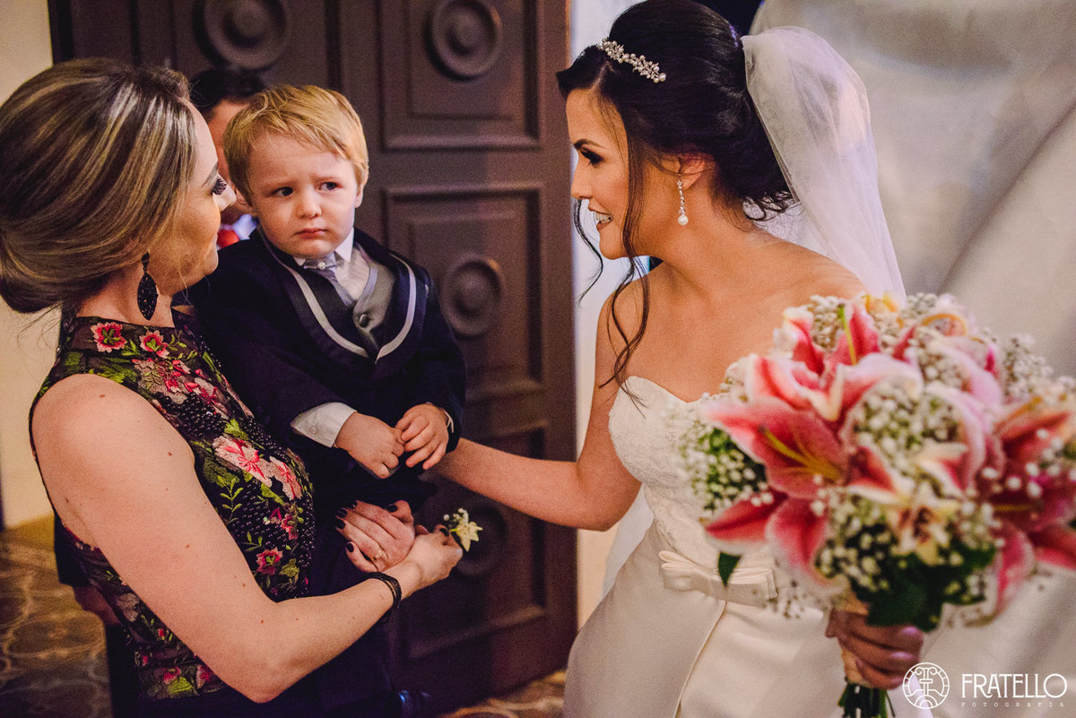noiva na porta da igreja matriz nossa senhora da luz em irati brincando com o noivinho do casamento