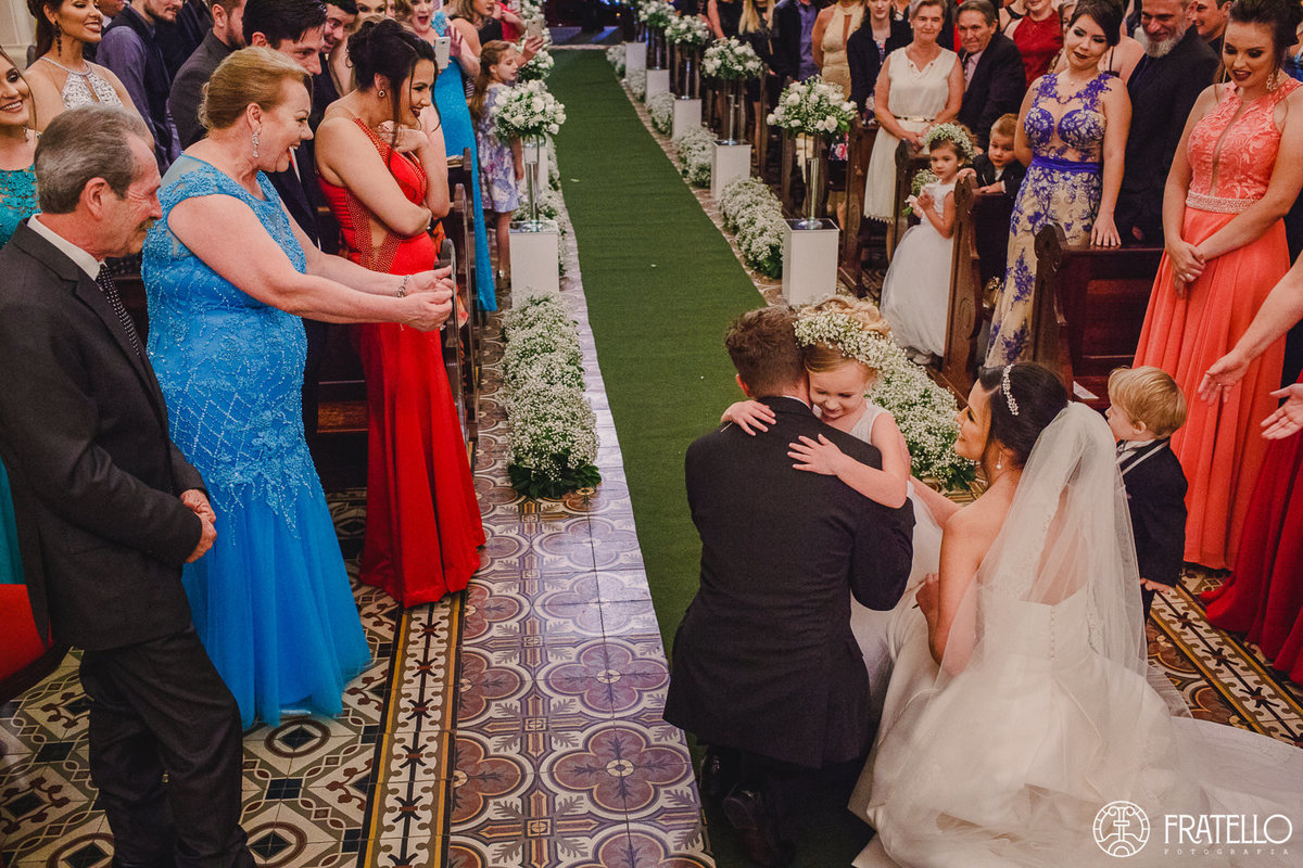 noivinha sendo recebida pelos noivos com as aliancas do casamento na igreja matriz nossa senhora da luz em irati