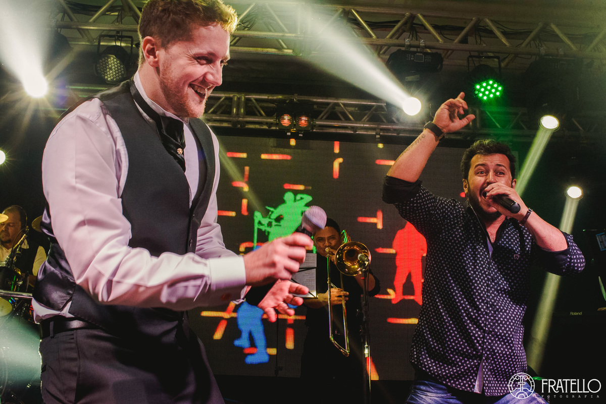 noivo subiu ao palco para cantar junto com a banda no centro de eventos italiano em irati