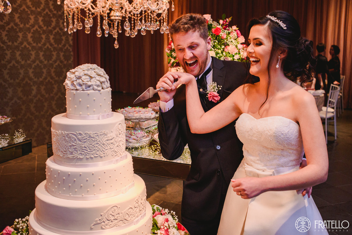 noivos brincando no corte do bolo no centro de eventos italiano em irati