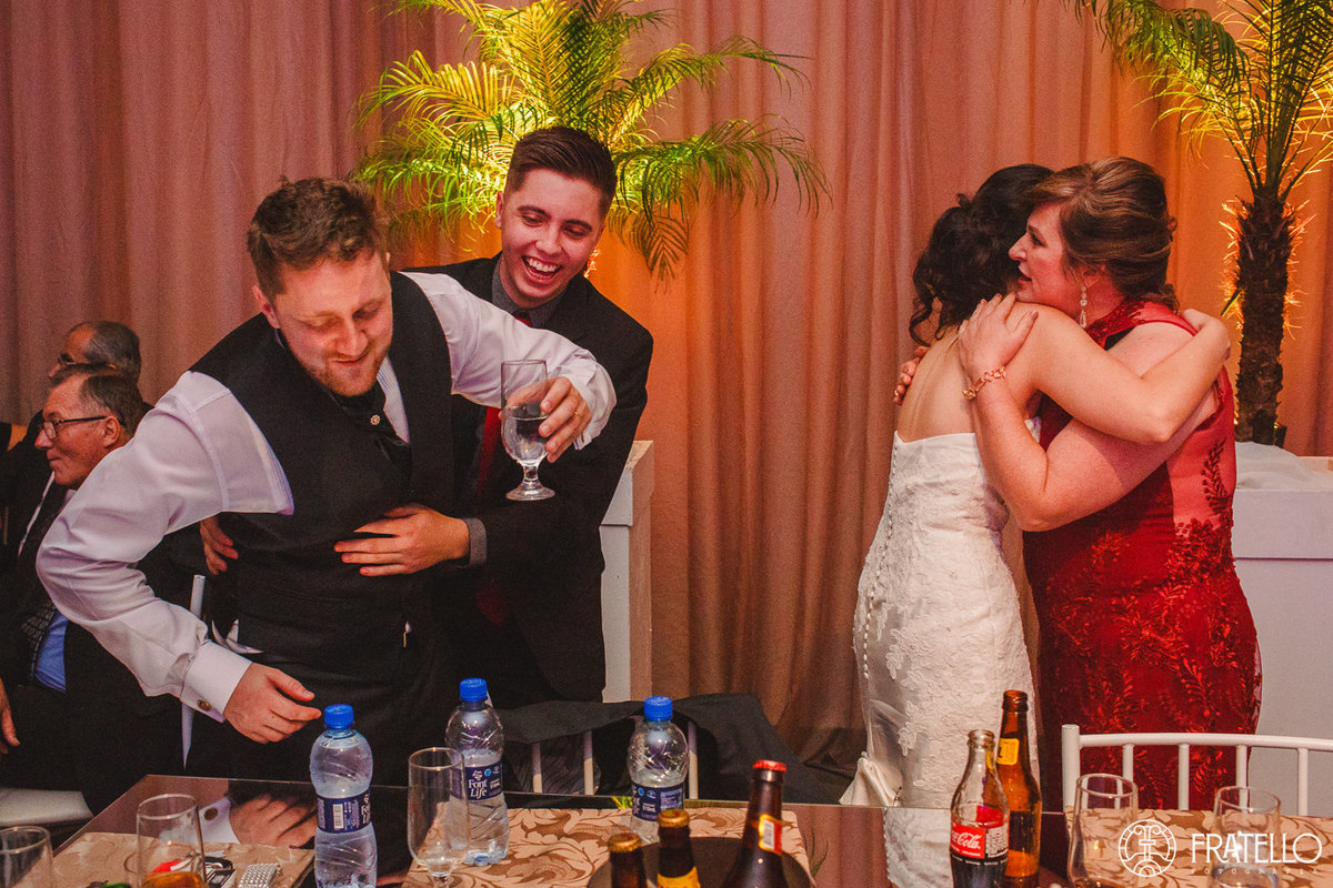 noivos cumprimentando os convidados no centro de eventos italiano em irati