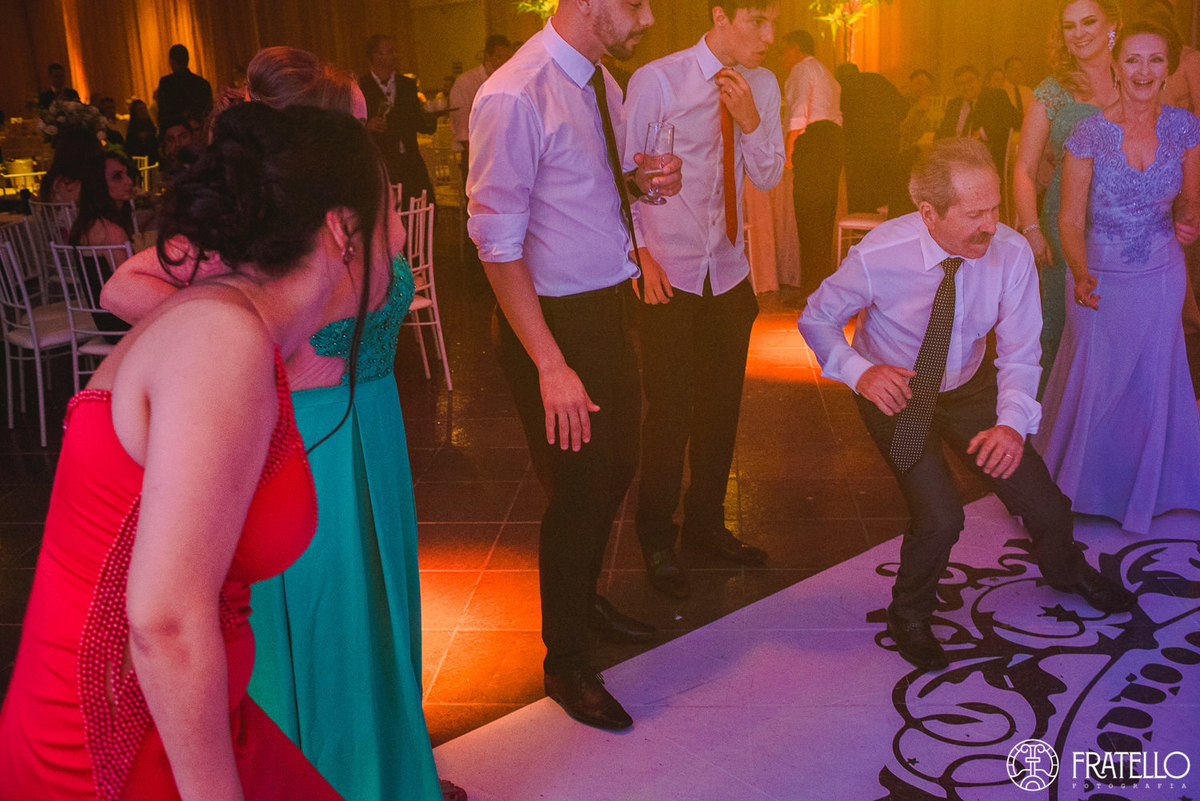 pai do noivo dancando na festa de casamento no centro de eventos italiano em irati