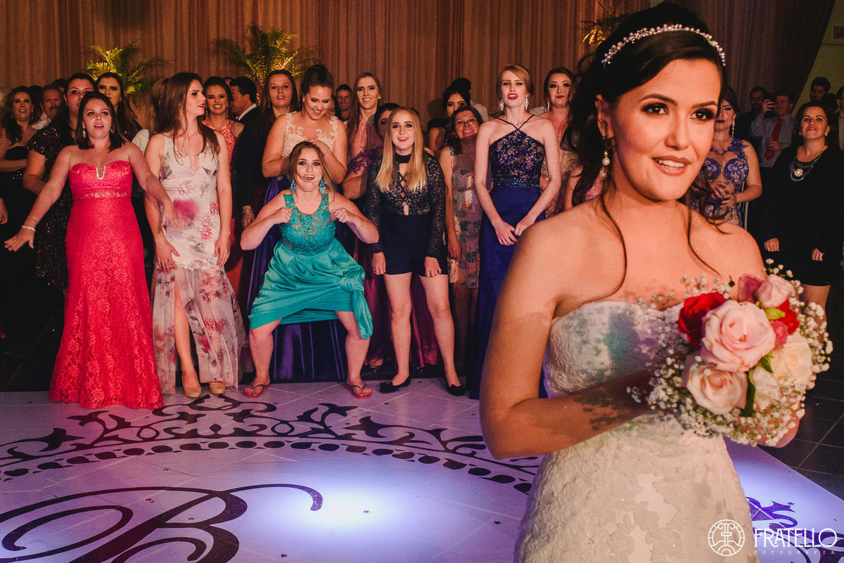 solteiras na espera da noiva para jogar o buque no centro de eventos italiano em irati