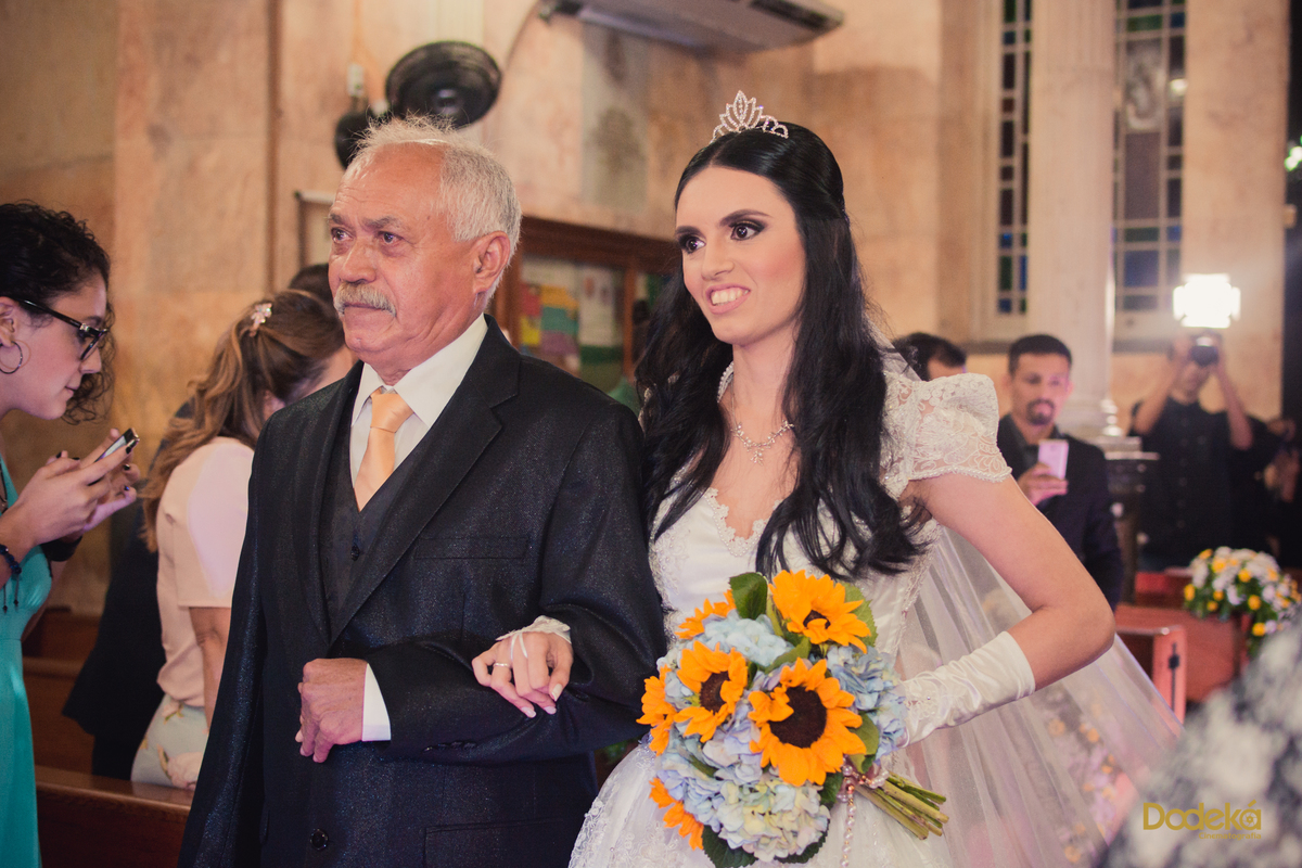 Fotografia de casamento em manaus a noiva entrando na igreja