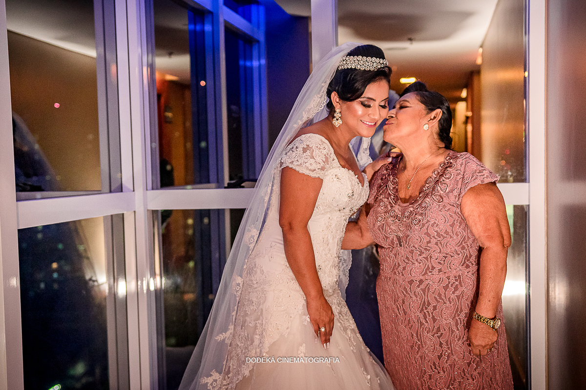 O ultimo beijo da mãe na filha ainda solteira.