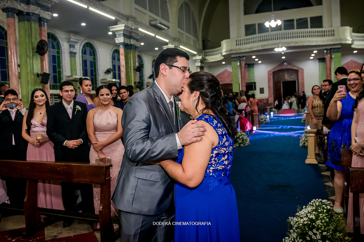 O noivo se despede de sua mãe.