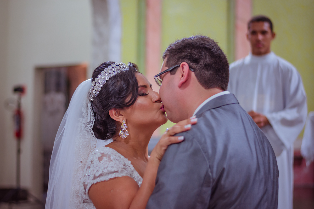 foto de casamento o primeiro beijo como recém casados