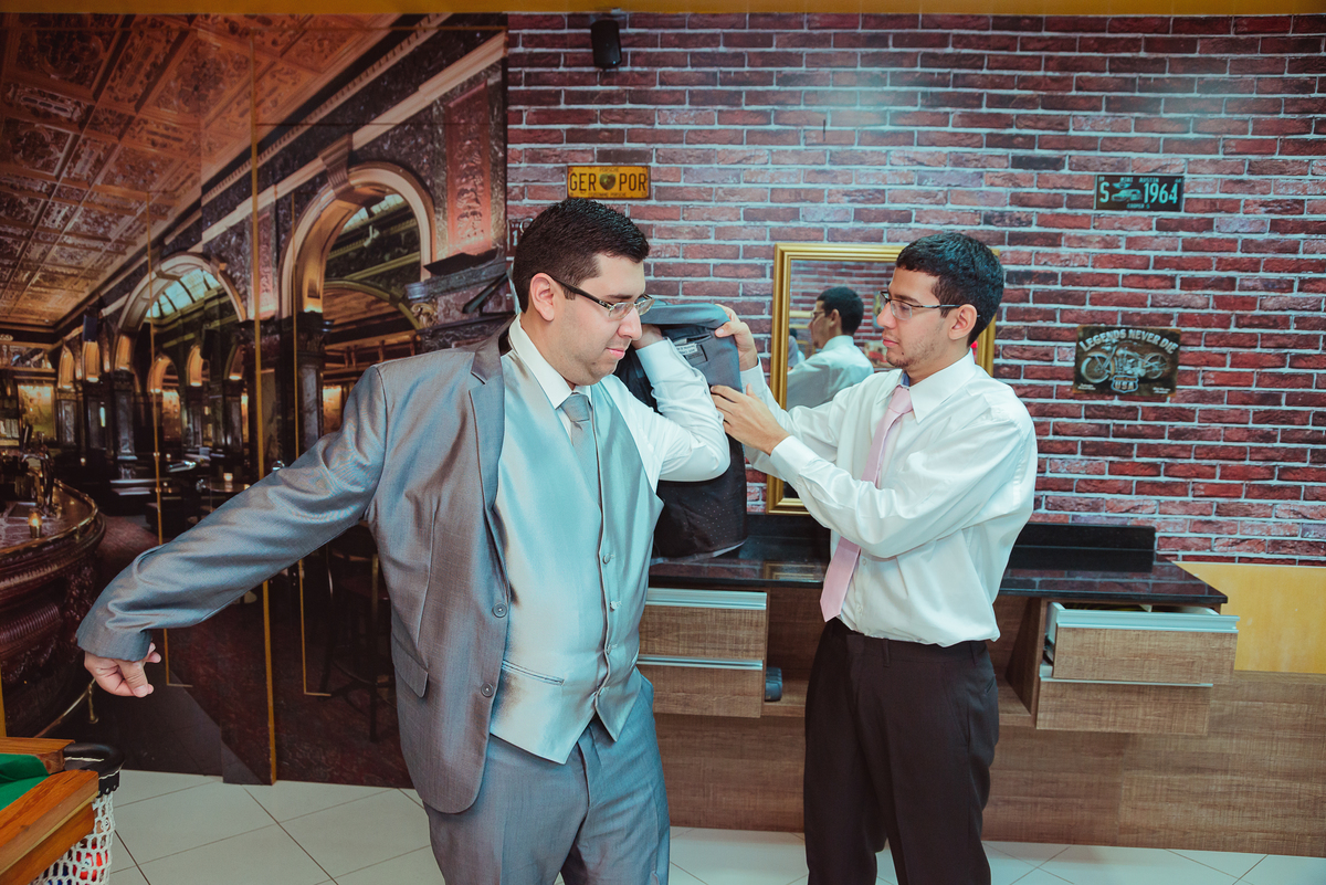 O irmão do noivo dando aquela forcinha