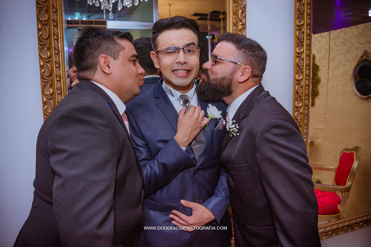 Fotografia de Casamento em manaus no Angelus Buffet brincadeira dos padrinhos com o noivo