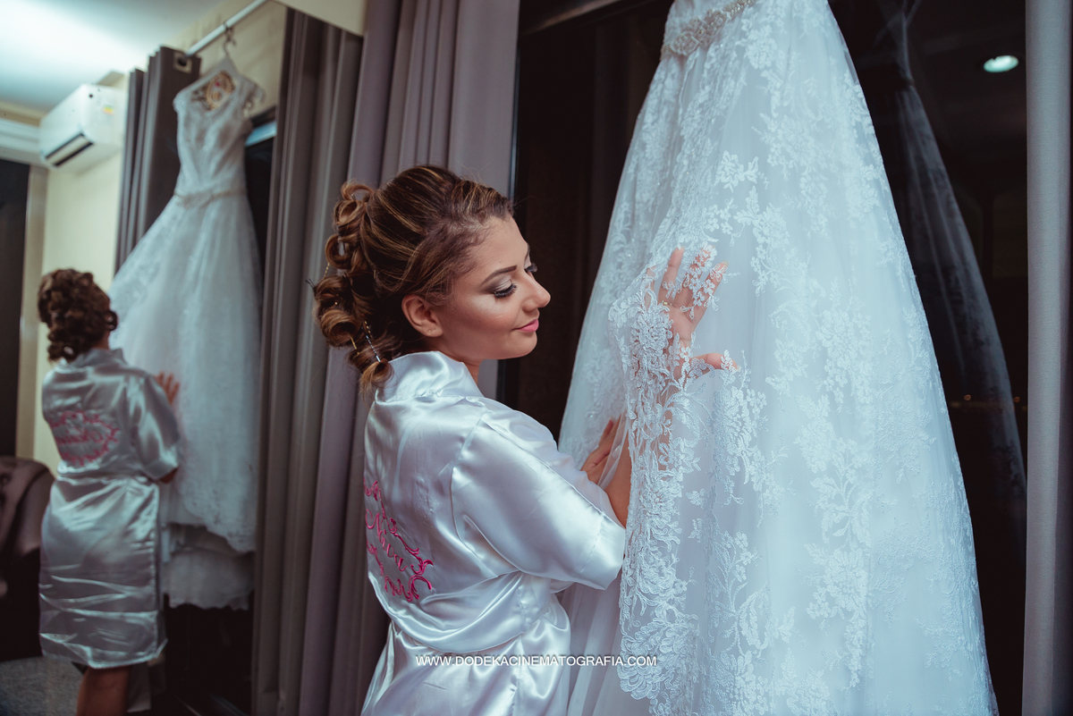 Making of da noiva olhando seu  vestido