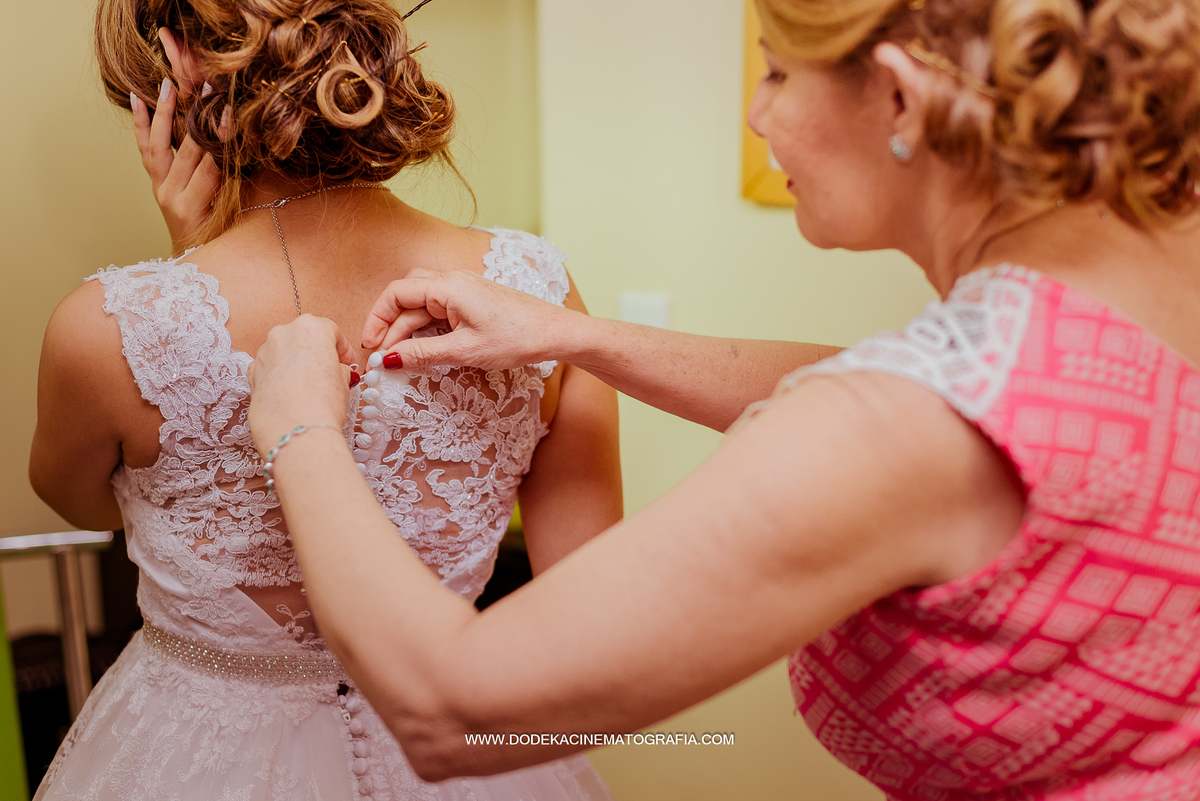 A mãe ajudando a nova