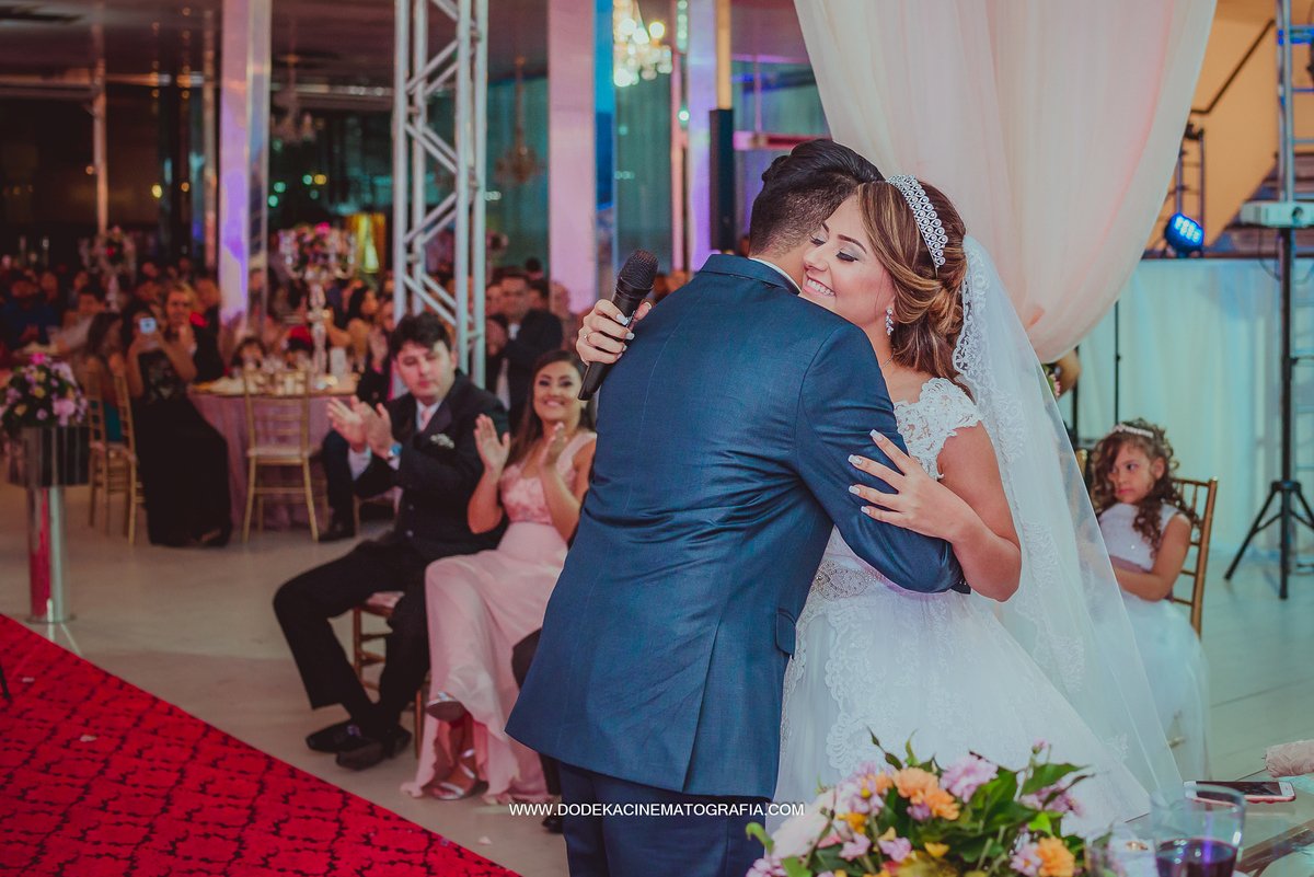 Fotografia de Casamento no Angelus Buffet abraço