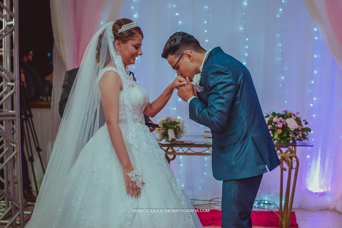 Fotografia de Casamento no Angelus Buffet beijo na aliaça
