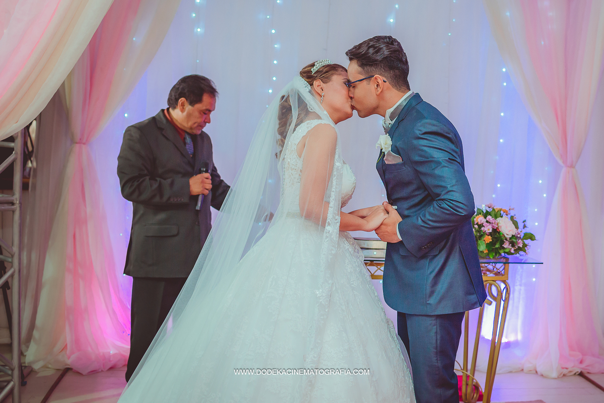 Fotografia de Casamento em manaus no Angelus Buffet beijo dos recém casados