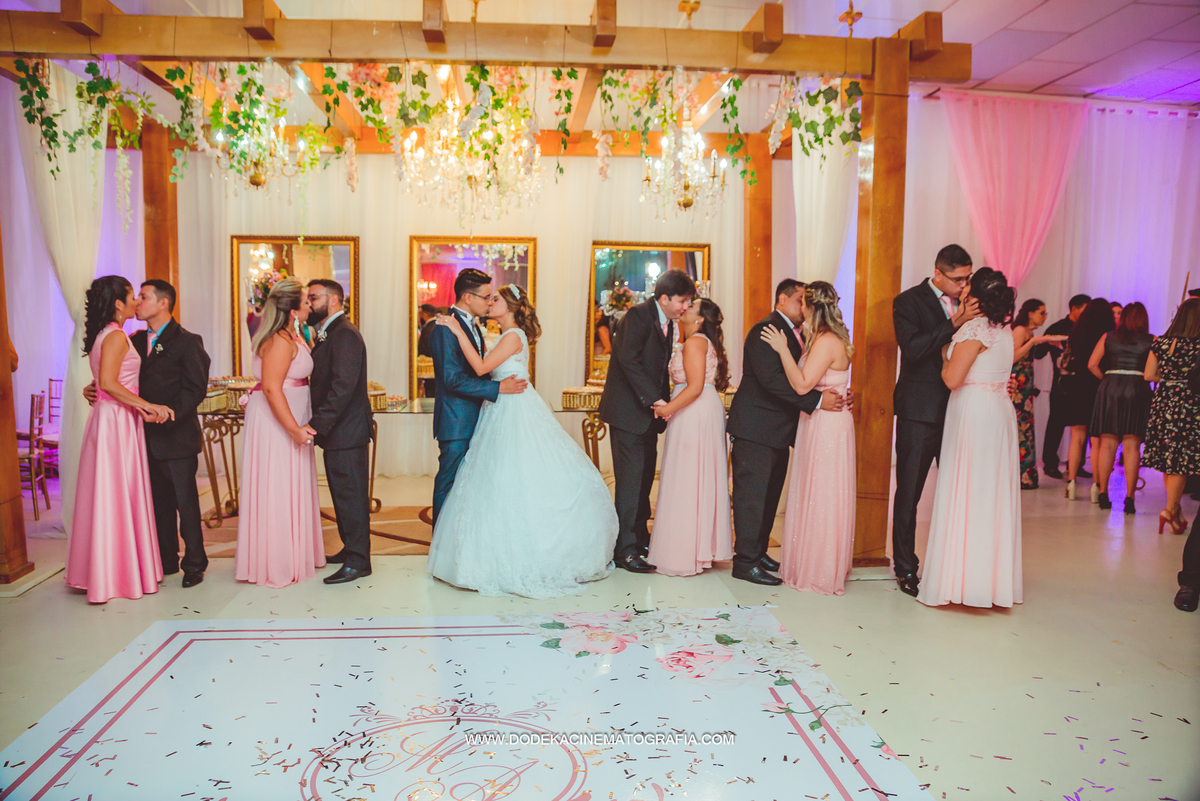 Fotografia de Casamento em manaus no Angelus Buffet beijo dos padrinhos
