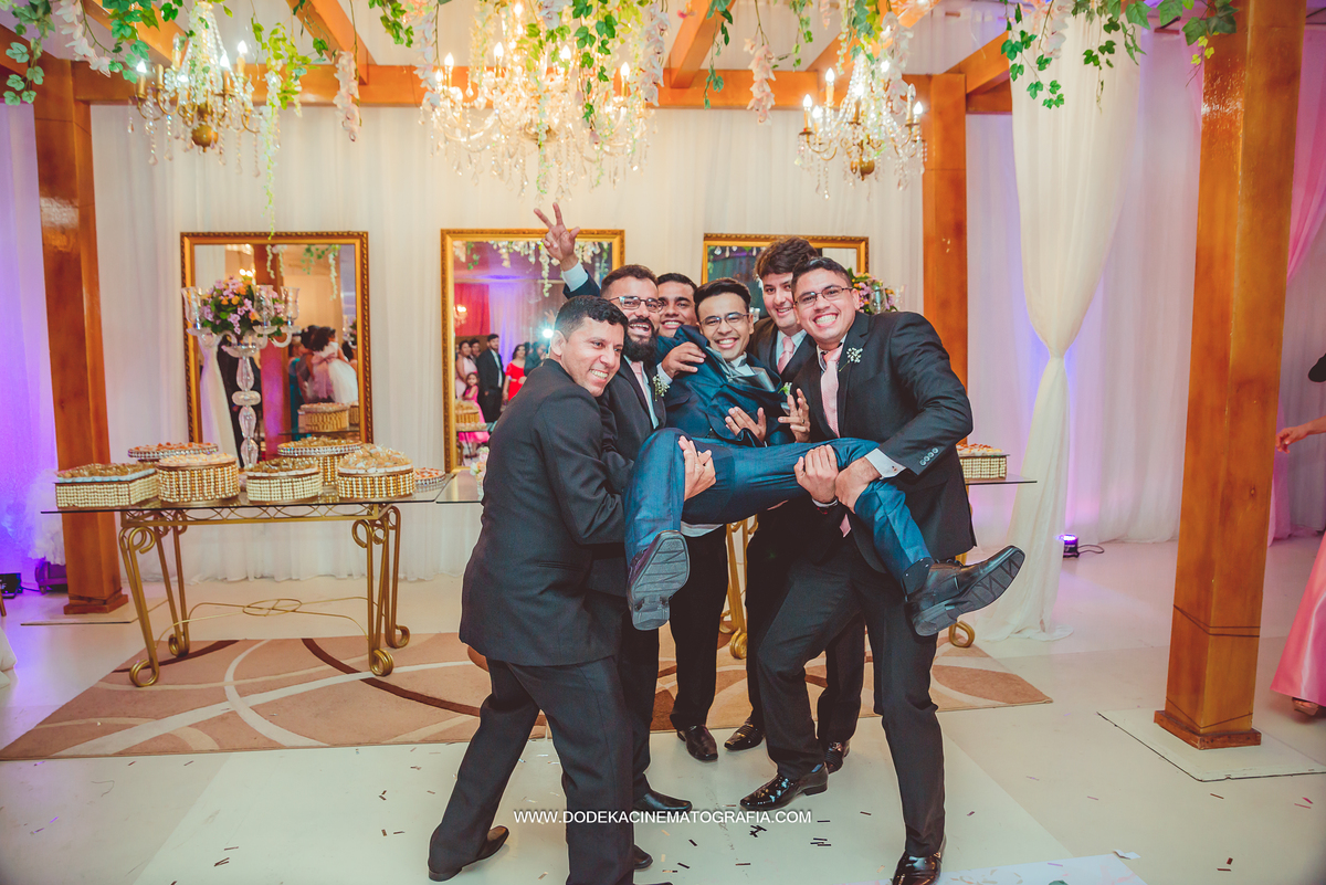 Fotografia de Casamento em manaus no Angelus Buffet os padrinhos com o noivo