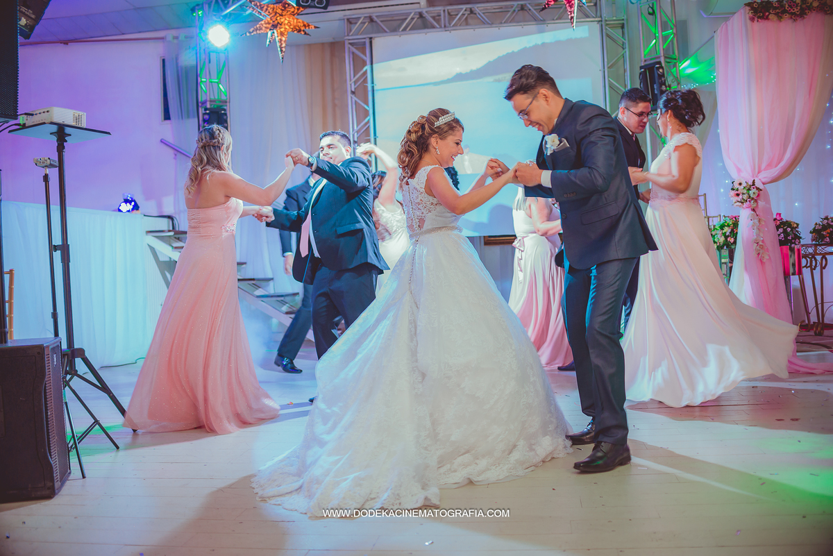 Fotografia de Casamento em manaus no Angelus Buffet dança com os padrinhos
