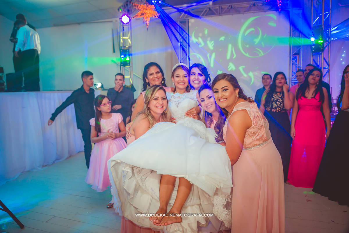 Fotografia de Casamento em manaus no Angelus Buffet as madrinhas carregando a noiva