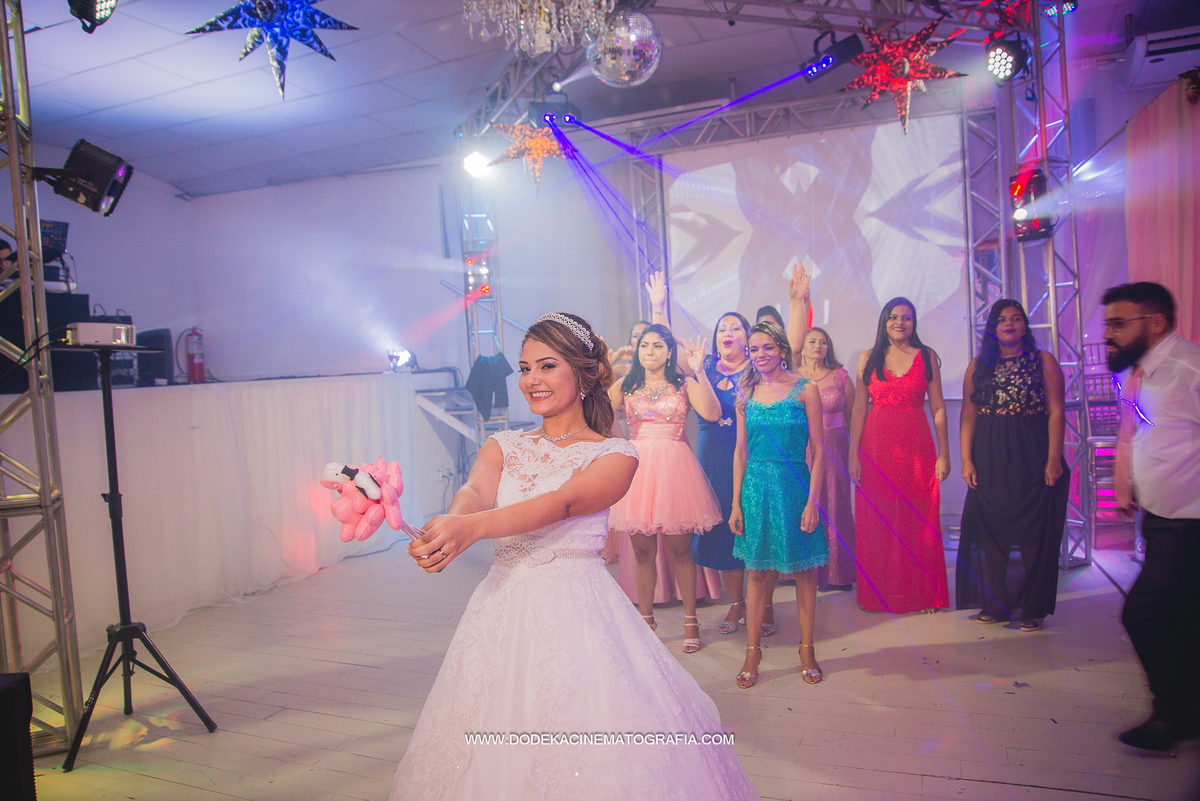 Fotografia de Casamento em manaus no Angelus Buffet a noiva joga buquè
