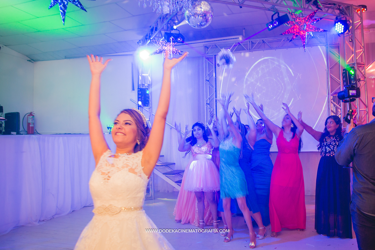 Fotografia de Casamento em manaus no Angelus Buffet a noiva joga o buquê
