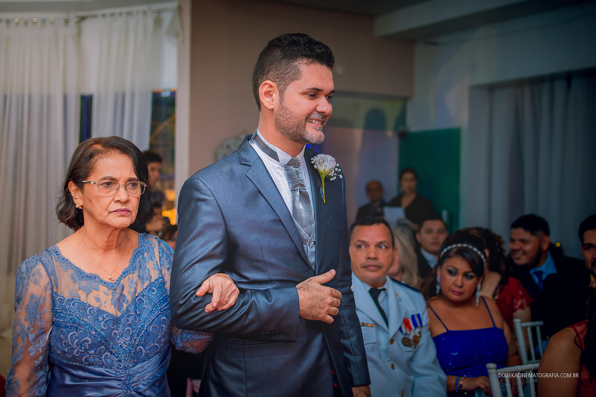 .Fotografia de casamento em Manaus do enlace matrimonial de Patricia e Josimar.  A entrada do noivo com sua Mãe.