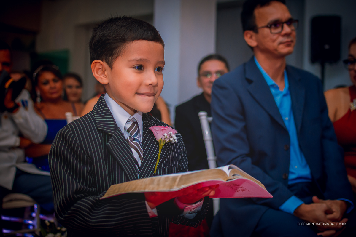Fotografia de casamento em Manaus do enlace matrimonial de Patricia e Josimar.  A entrada do Pagem com a Bíblia retrato