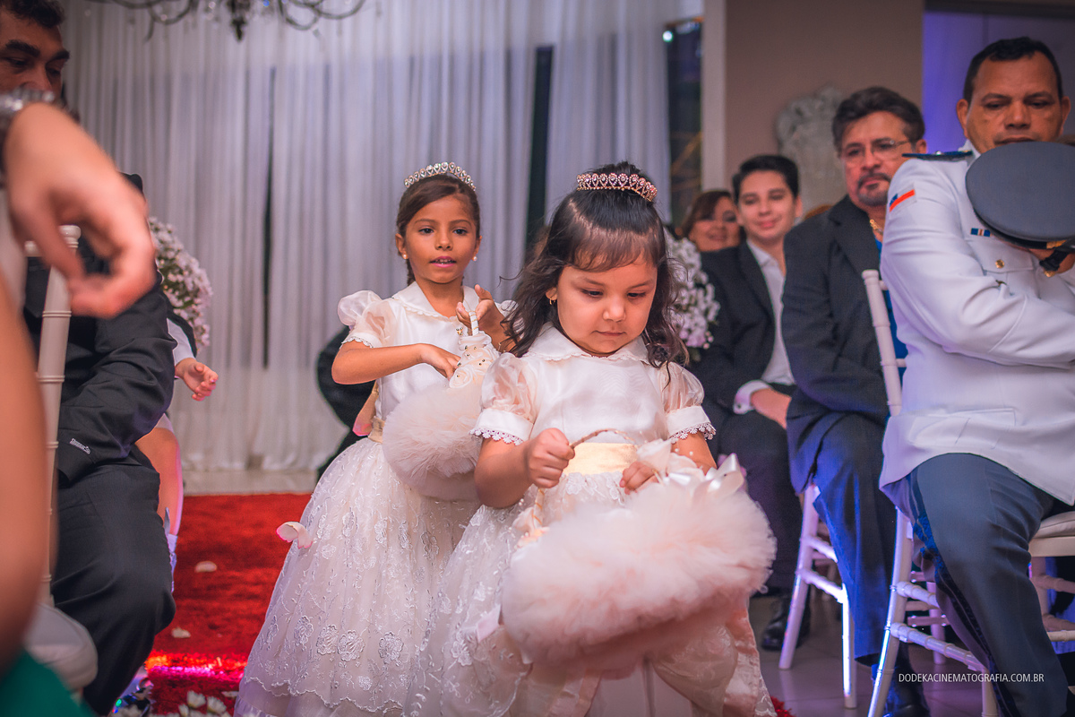 Fotografia de casamento em Manaus do enlace matrimonial de Patricia e Josimar.  A entrada das floristas.