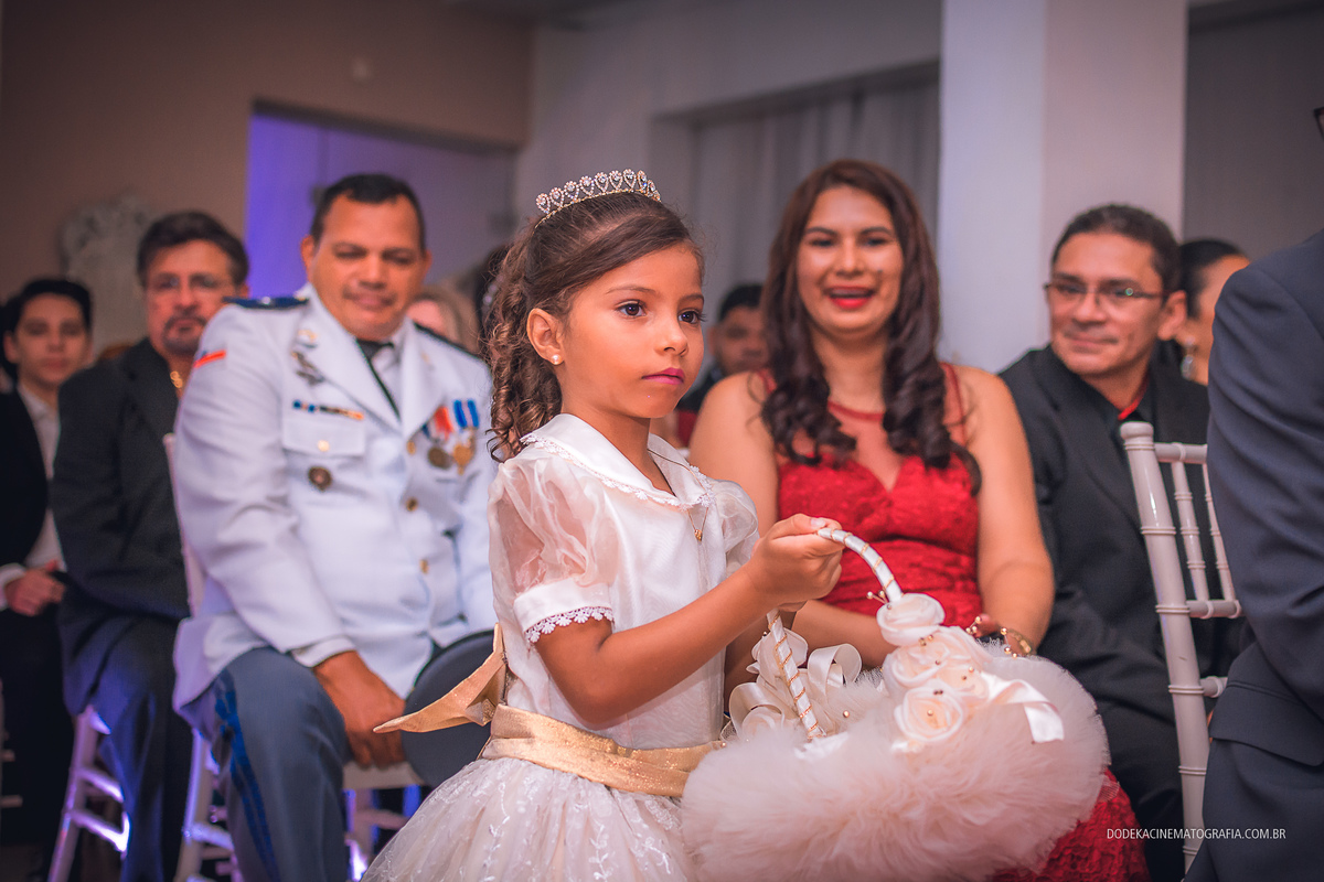 Fotografia de casamento em Manaus do enlace matrimonial de Patricia e Josimar.  A entrada da florista