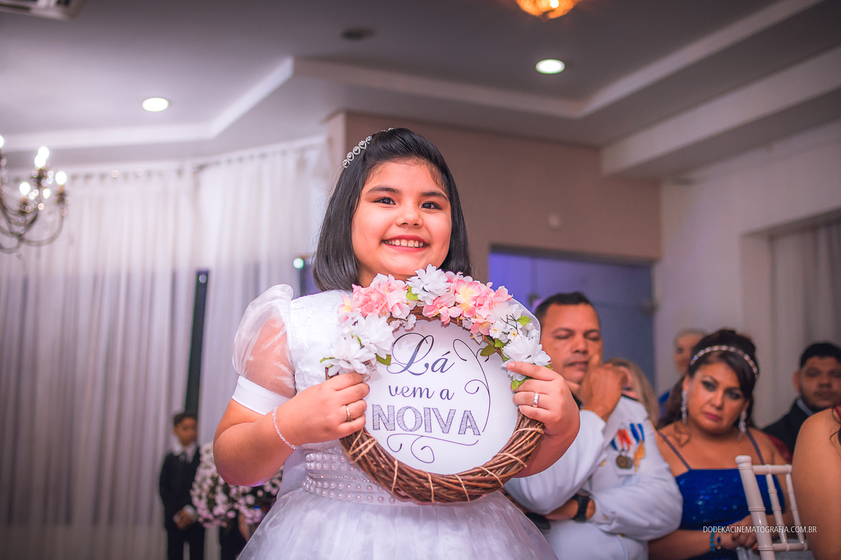 Fotografia de casamento em Manaus do enlace matrimonial de Patricia e Josimar.  A entrada do da dama de honra