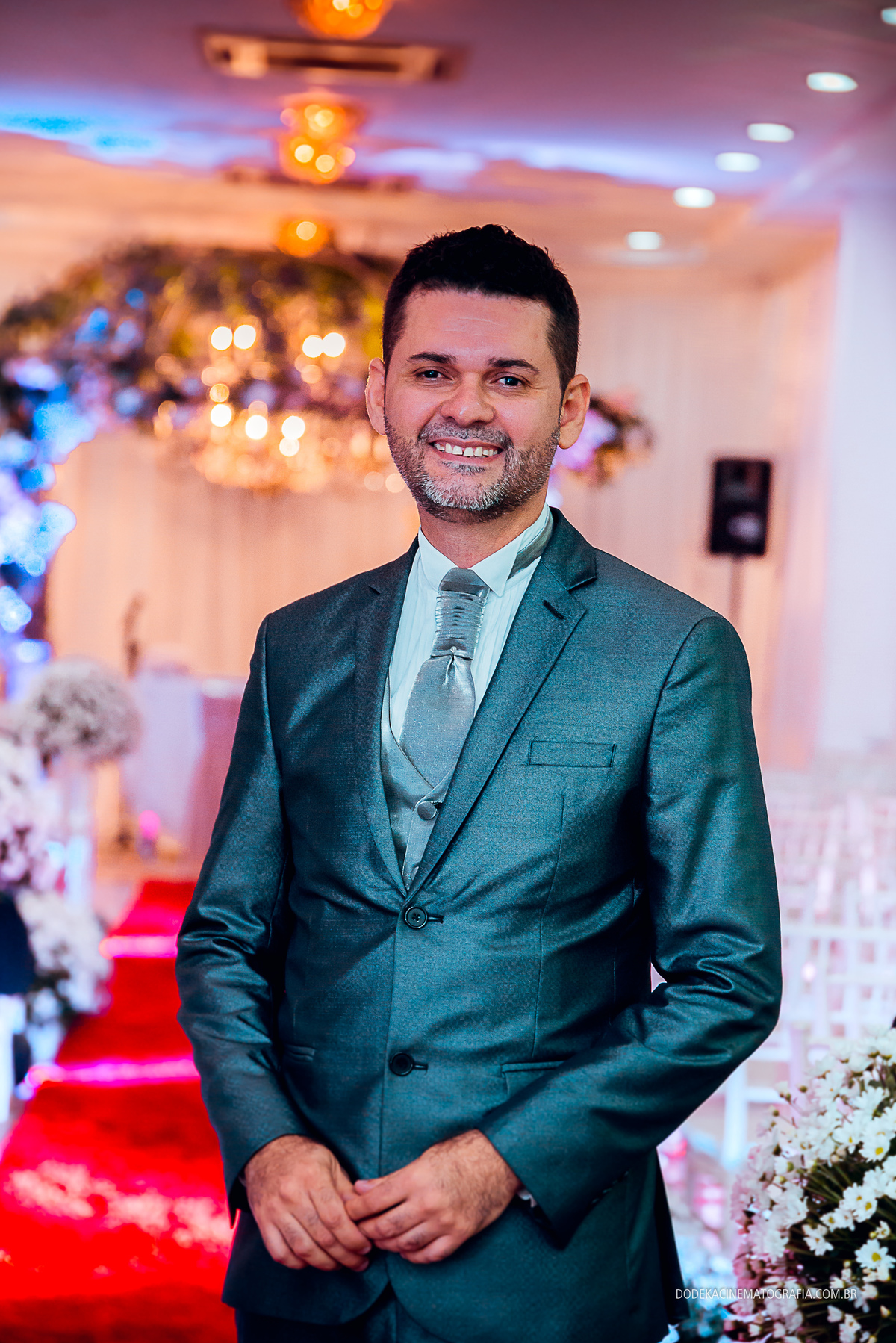 Fotografia de casamento em Manaus do enlace matrimonial de Patricia e Josimar. As madrinhas na cama. O noivo na expectativa do casamento