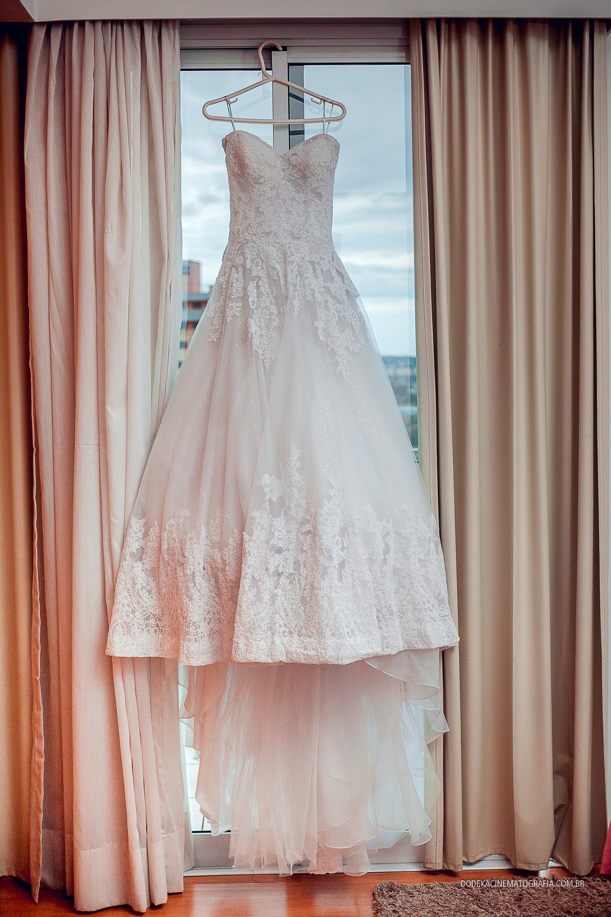 Fotografia de casamento em Manaus do enlace matrimonial de Patricia e Josimar. O vestido da Noiva