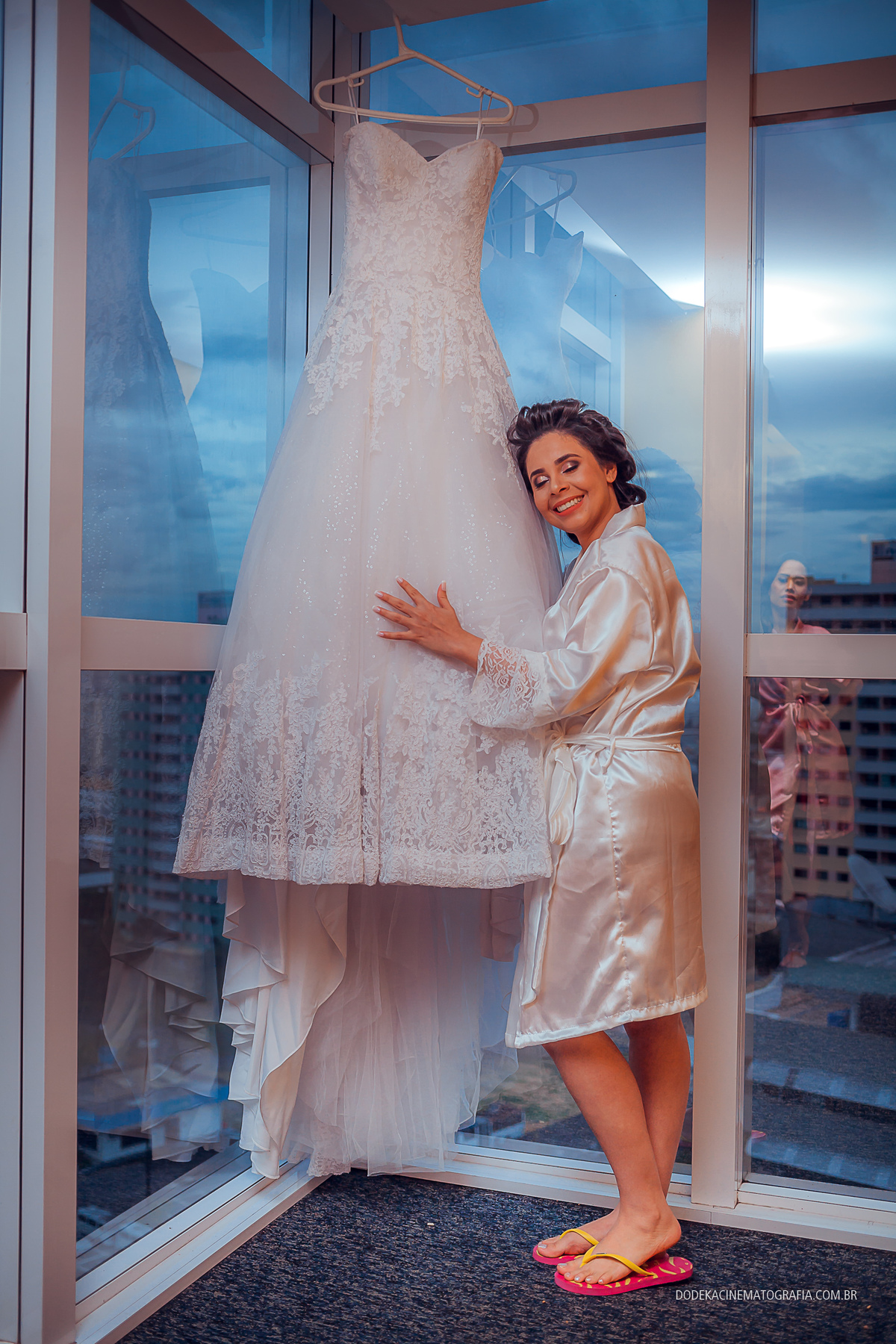 Fotografia de casamento em Manaus do enlace matrimonial de Patricia e Josimar. A noiva Abraça seu vestido