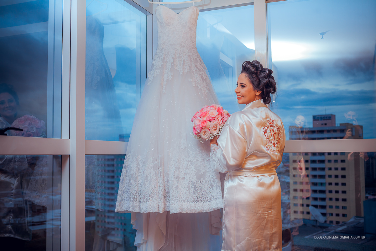 Fotografia de casamento em Manaus do enlace matrimonial de Patricia e Josimar. A noiva o vestido e o buquê.