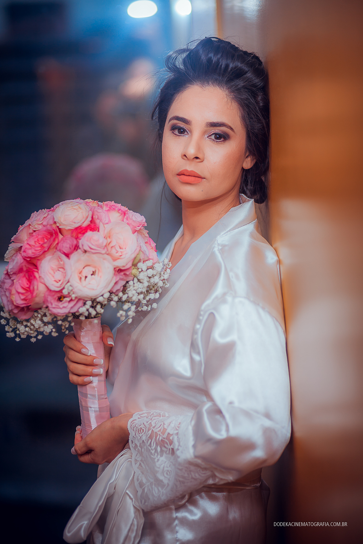 Fotografia de casamento em Manaus do enlace matrimonial de Patricia e Josimar. A noiva o buquê, olhar