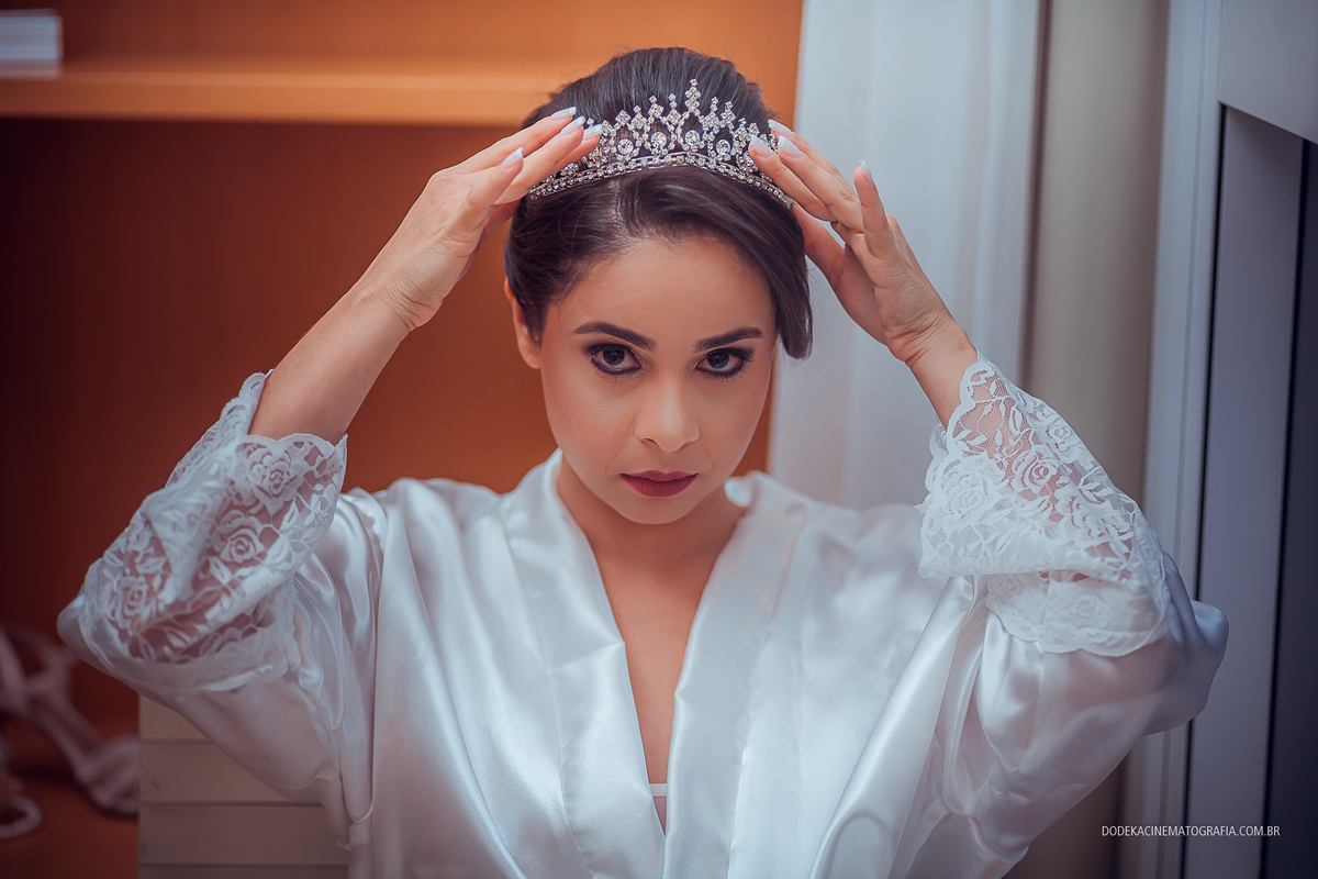 Fotografia de casamento em Manaus do enlace matrimonial de Patricia e Josimar. A noiva colocado a tiara