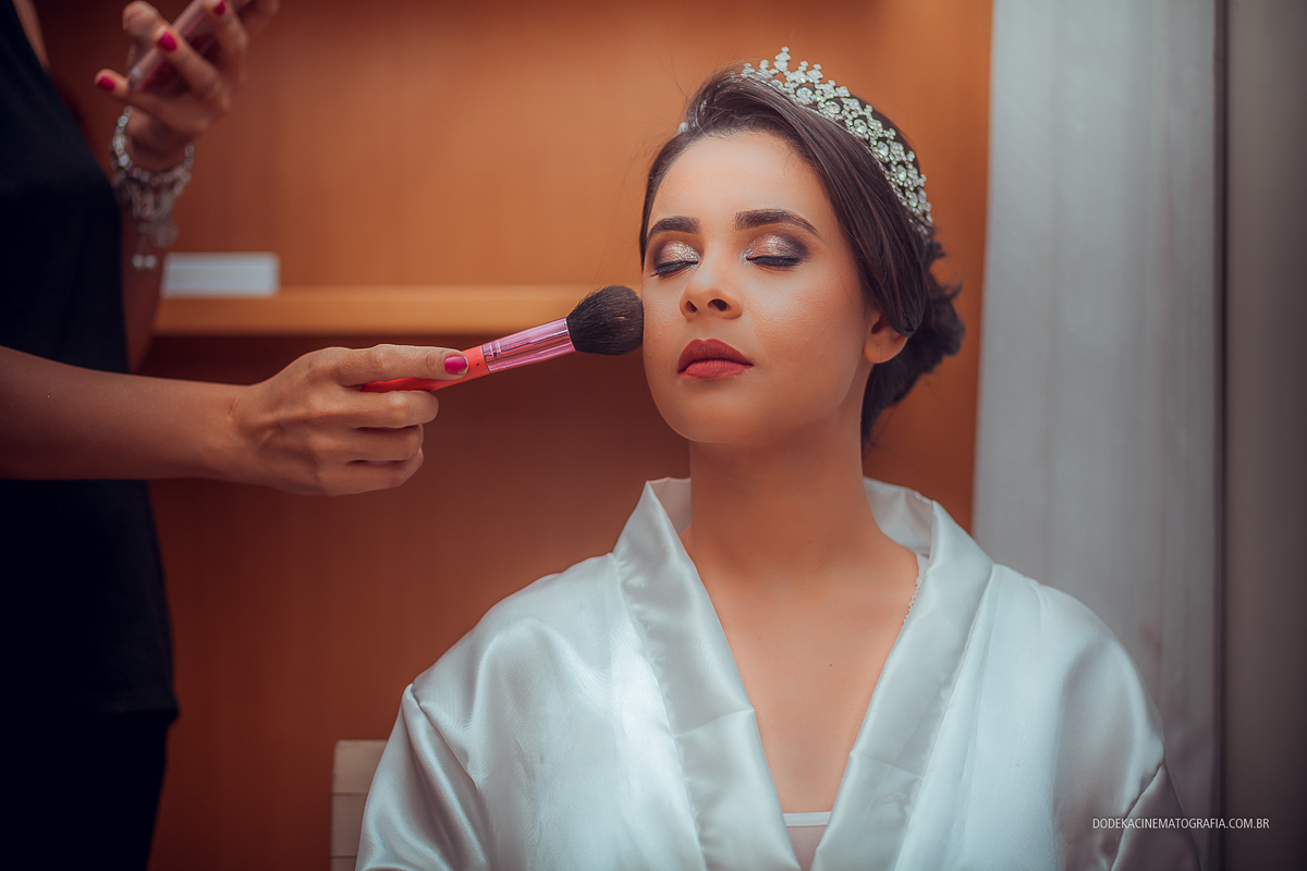 Fotografia de casamento em Manaus do enlace matrimonial de Patricia e Josimar. Os últimos detalhes do making of da noiva.