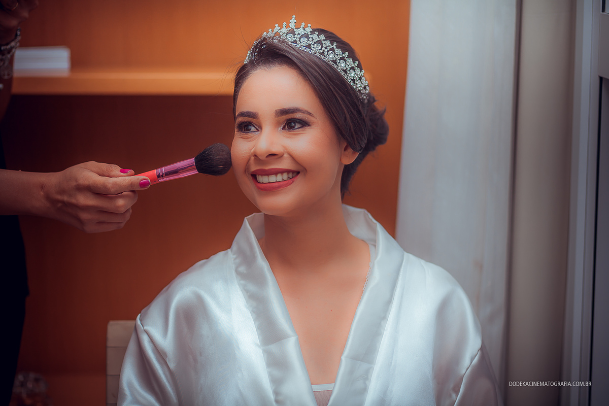 Fotografia de casamento em Manaus do enlace matrimonial de Patricia e Josimar. Os últimos detalhes do making of da noiva  sorrindo