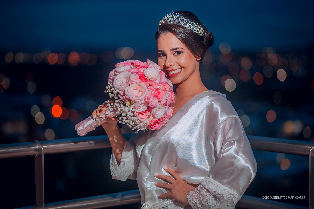 Fotografia de casamento em Manaus do enlace matrimonial de Patricia e Josimar. Os últimos detalhes do making of da noiva na sacada.