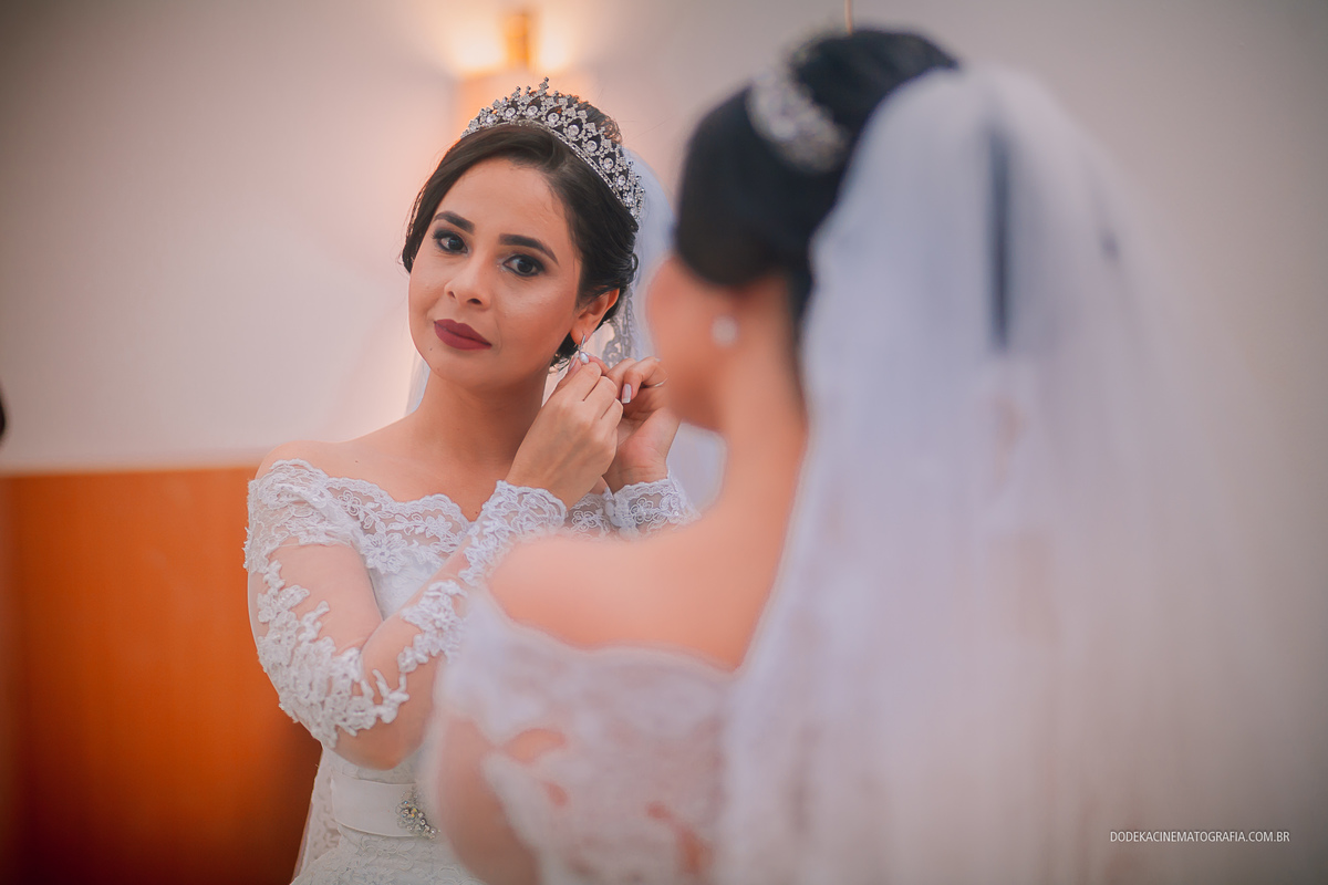 Fotografia de casamento em Manaus do enlace matrimonial de Patricia e Josimar. Os últimos detalhes do making of da noiva colocando os brincos