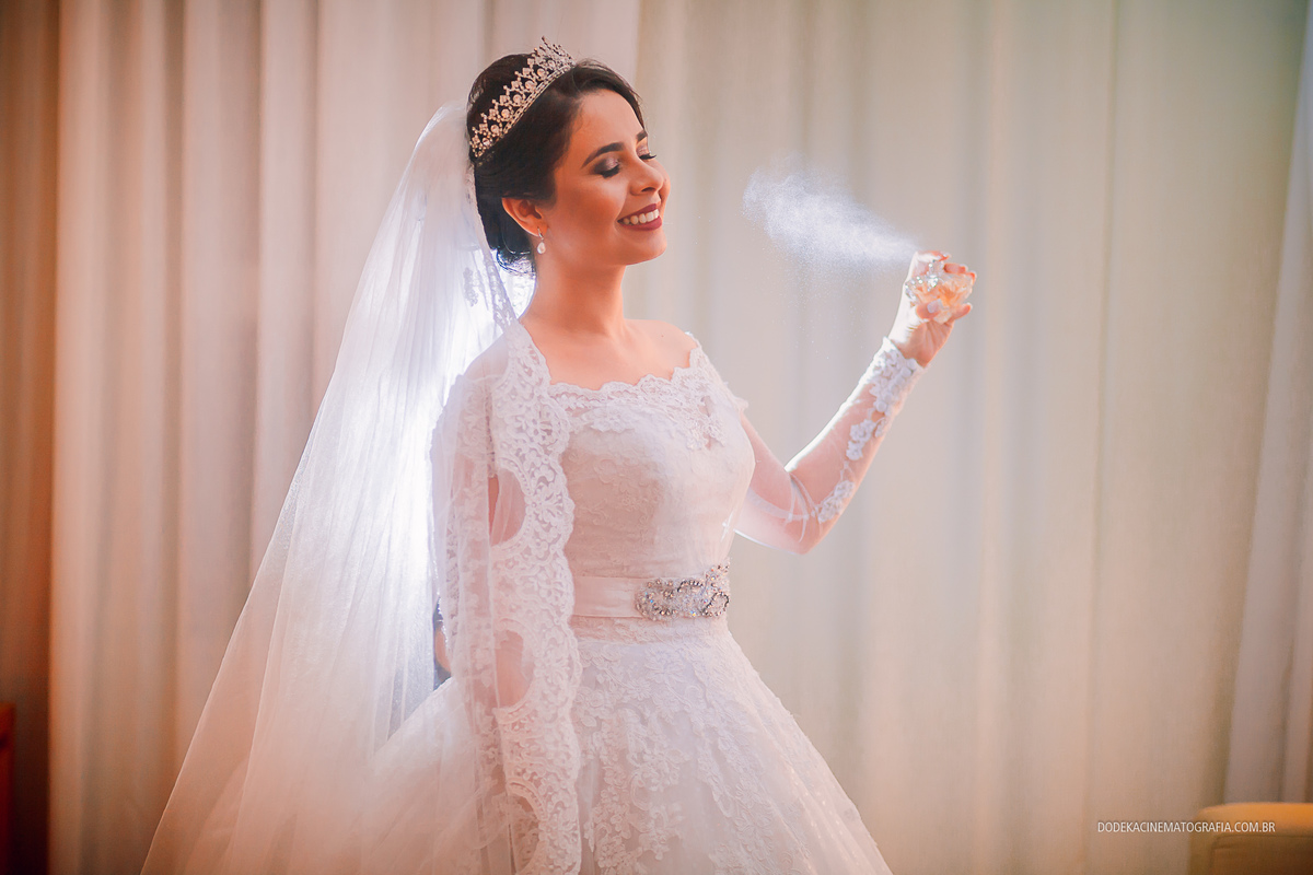 Fotografia de casamento em Manaus do enlace matrimonial de Patricia e Josimar. Os últimos detalhes do making of da noiva se perfumando