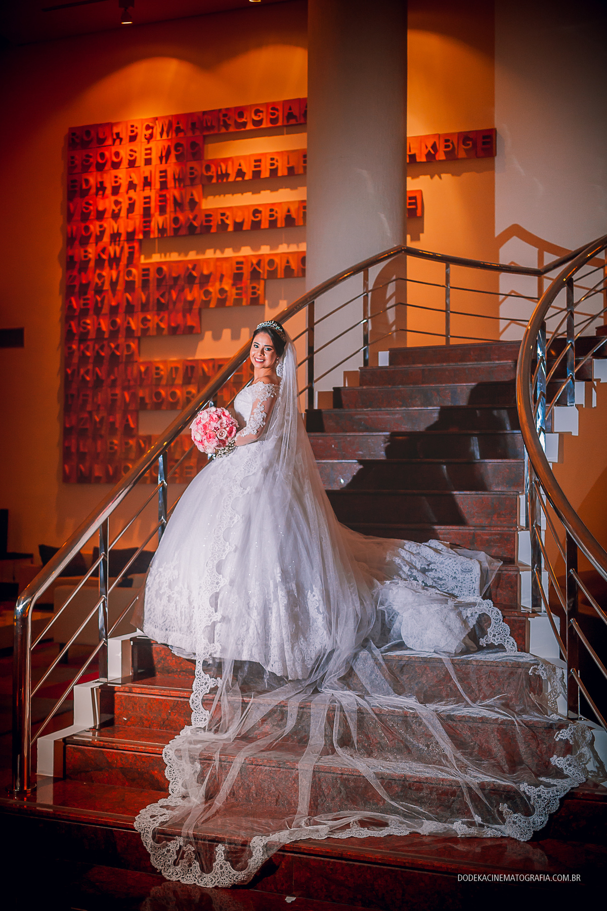 Fotografia de casamento em Manaus do enlace matrimonial de Patricia e Josimar. Os últimos detalhes do making of da noiva na escada do Hotel Ceaser Business.