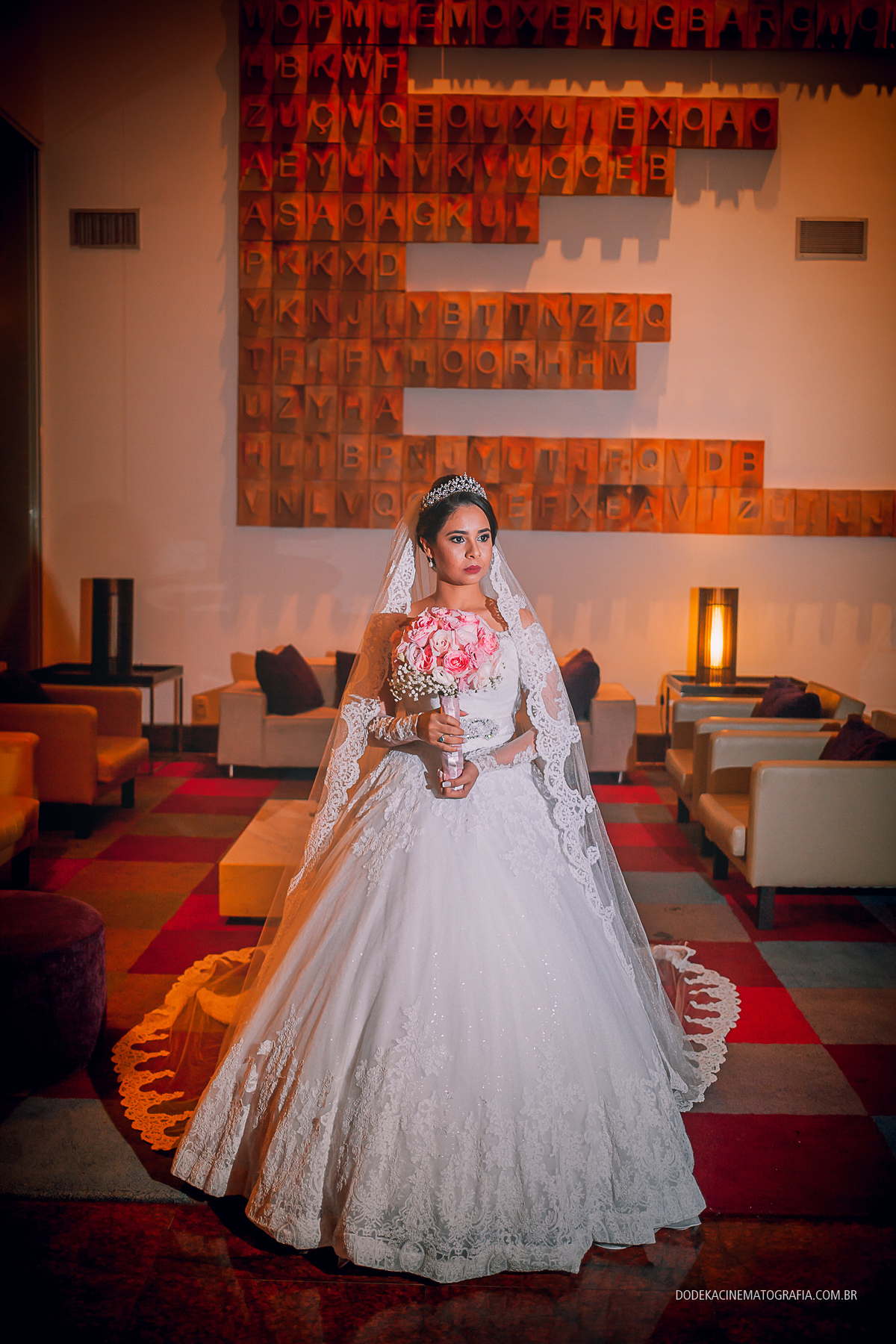 Fotografia de casamento em Manaus do enlace matrimonial de Patricia e Josimar. Os últimos detalhes do making of da noiva no Ciesar Business.