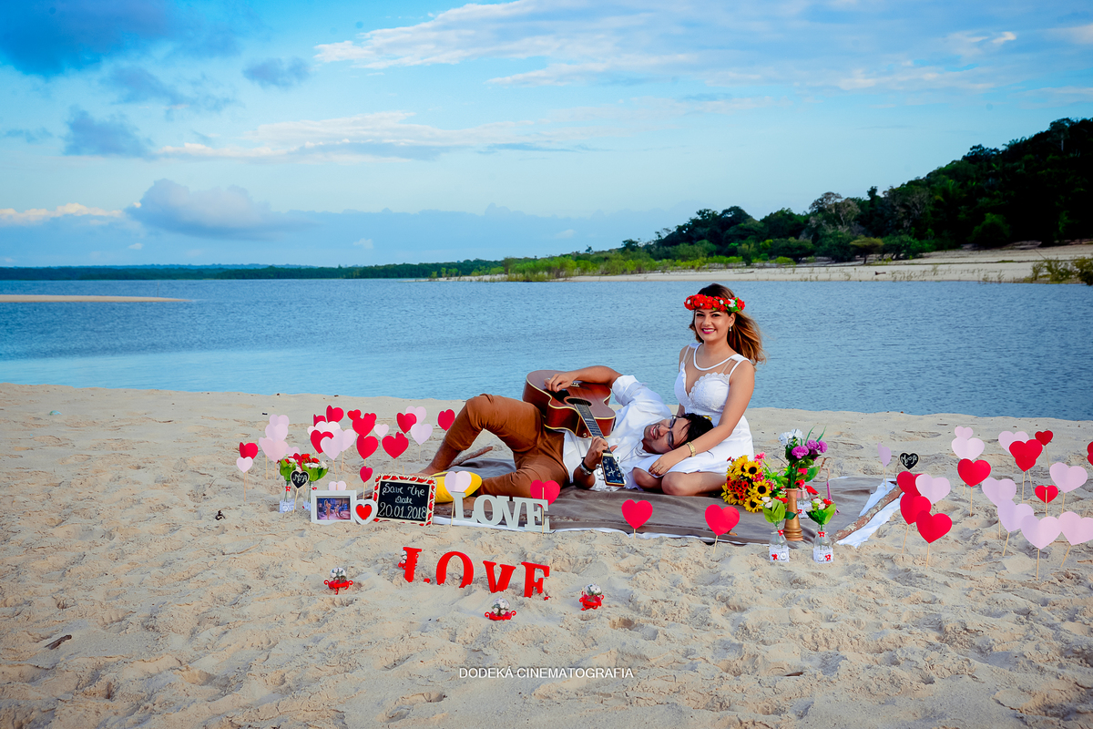 Fotos pre casamento em manaus na praia de acutuba amazonas deitados no fim de tarde
