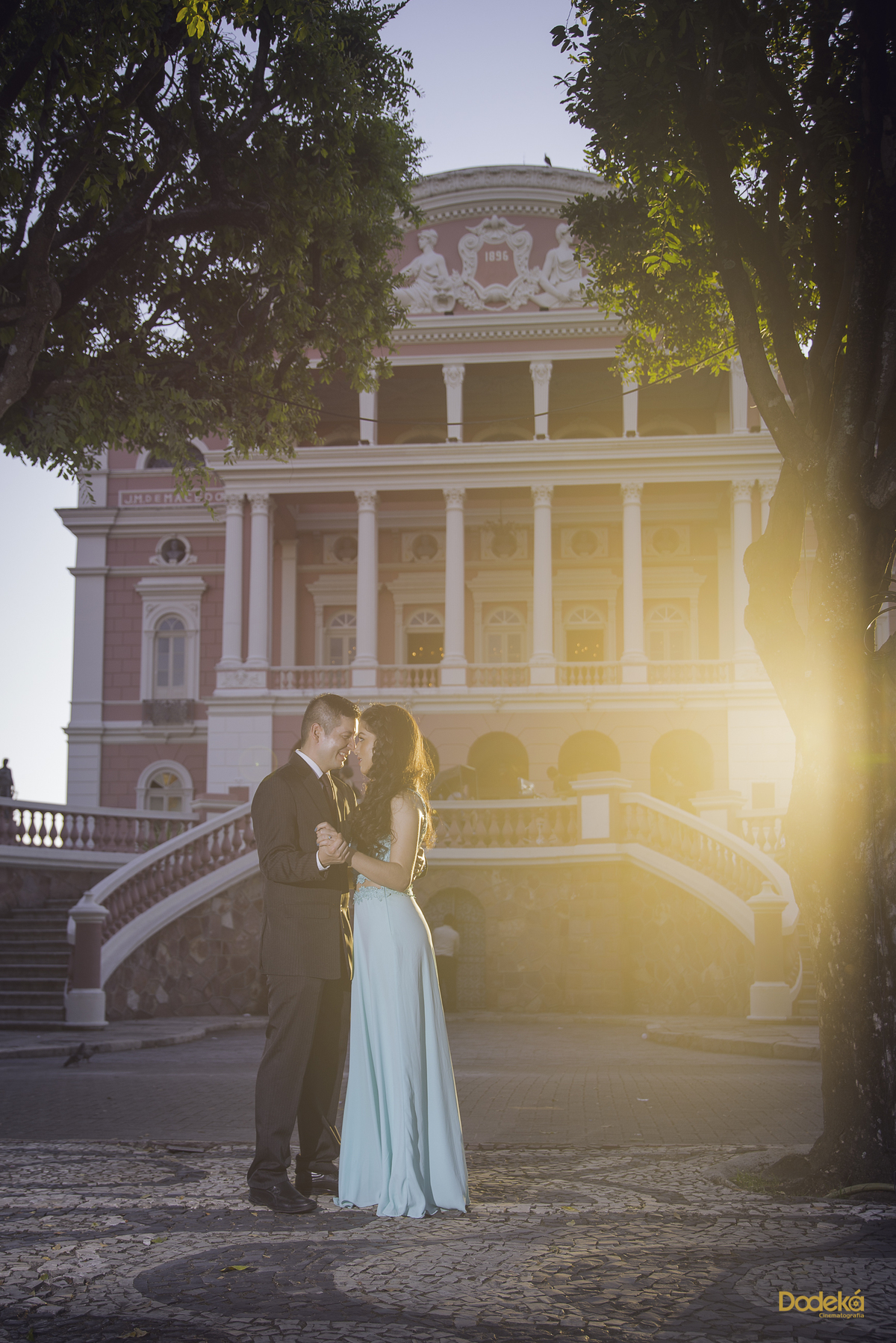 Fotos pré casamento do casal Allan & Rafaela no Largo São Sebastião em frente ao teatro amazonas por do sol