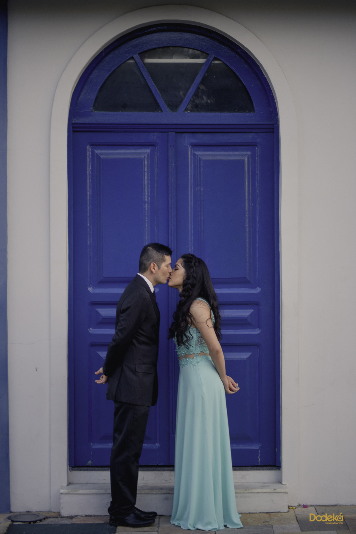 Fotos pré casamento do casal Allan & Rafaela no Largo São Sebastião porta azul