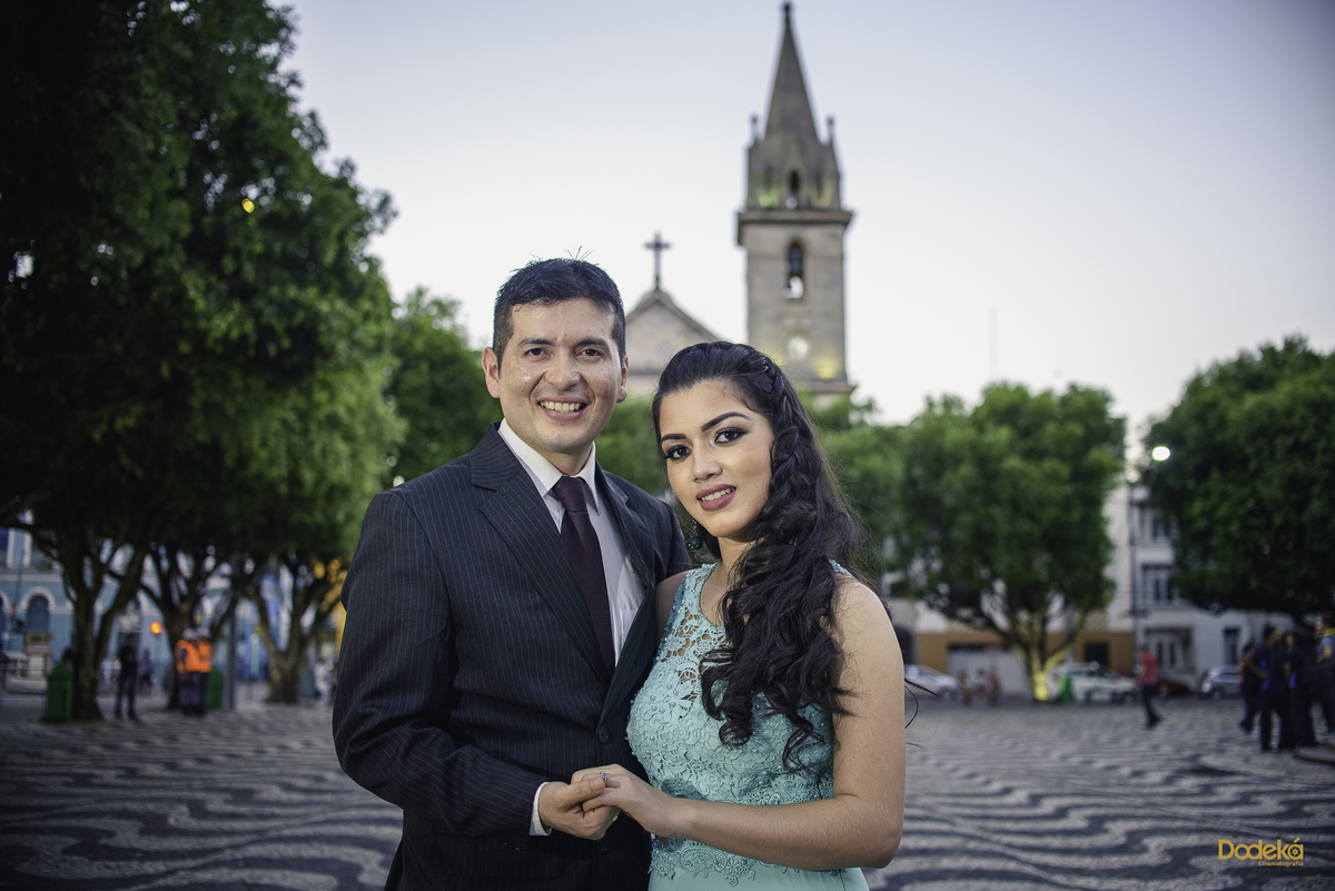 Fotos pré casamento do casal Allan & Rafaela no Largo São Sebastião em frente a Igreja